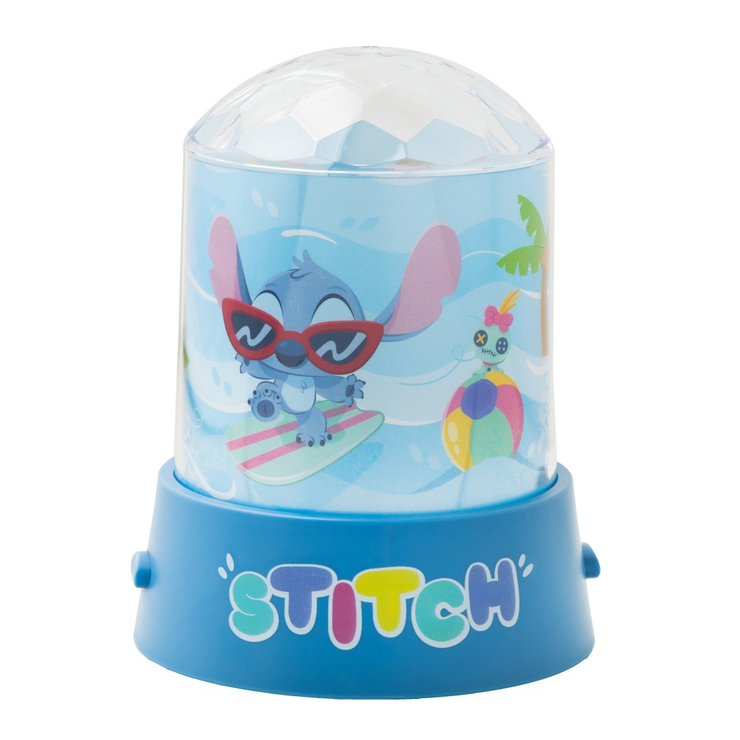 Stitch surfuje na desce, nosi okulary przeciwsłoneczne, na niebieskim tle z piłką i palmą.