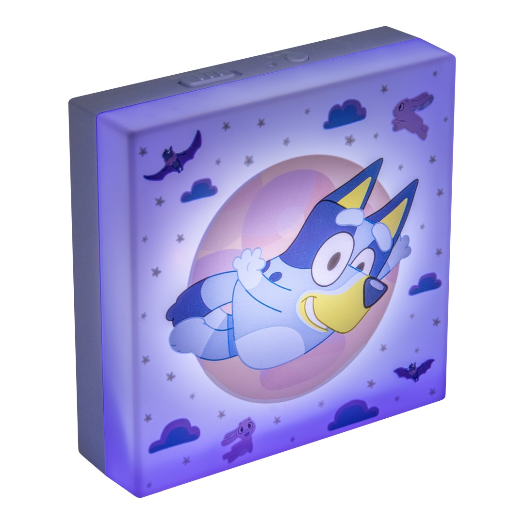 Niebieska lampka nocna z Bluey latającym przed księżycem, otoczony chmurami i gwiazdami.