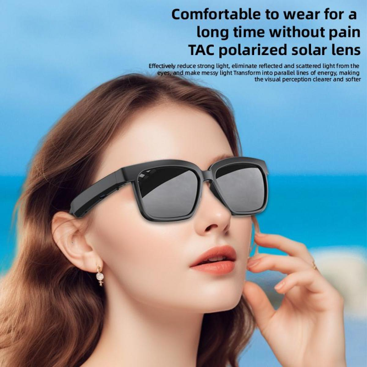 Eine Frau trägt eine Sonnenbrille mit schwarzen Rahmen und getönten Gläsern.