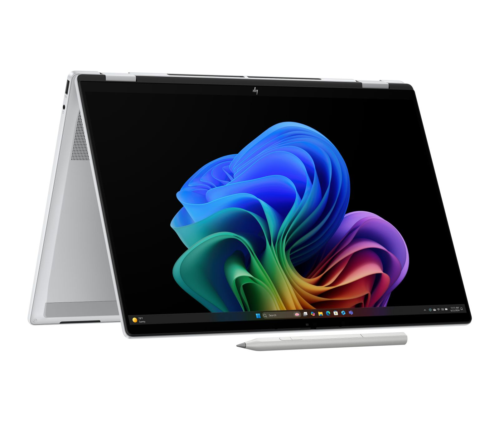 Srebrny laptop HP jest otwarty, wyświetla kolorową abstrakcyjną tapetę, a przed nim leży rysik.