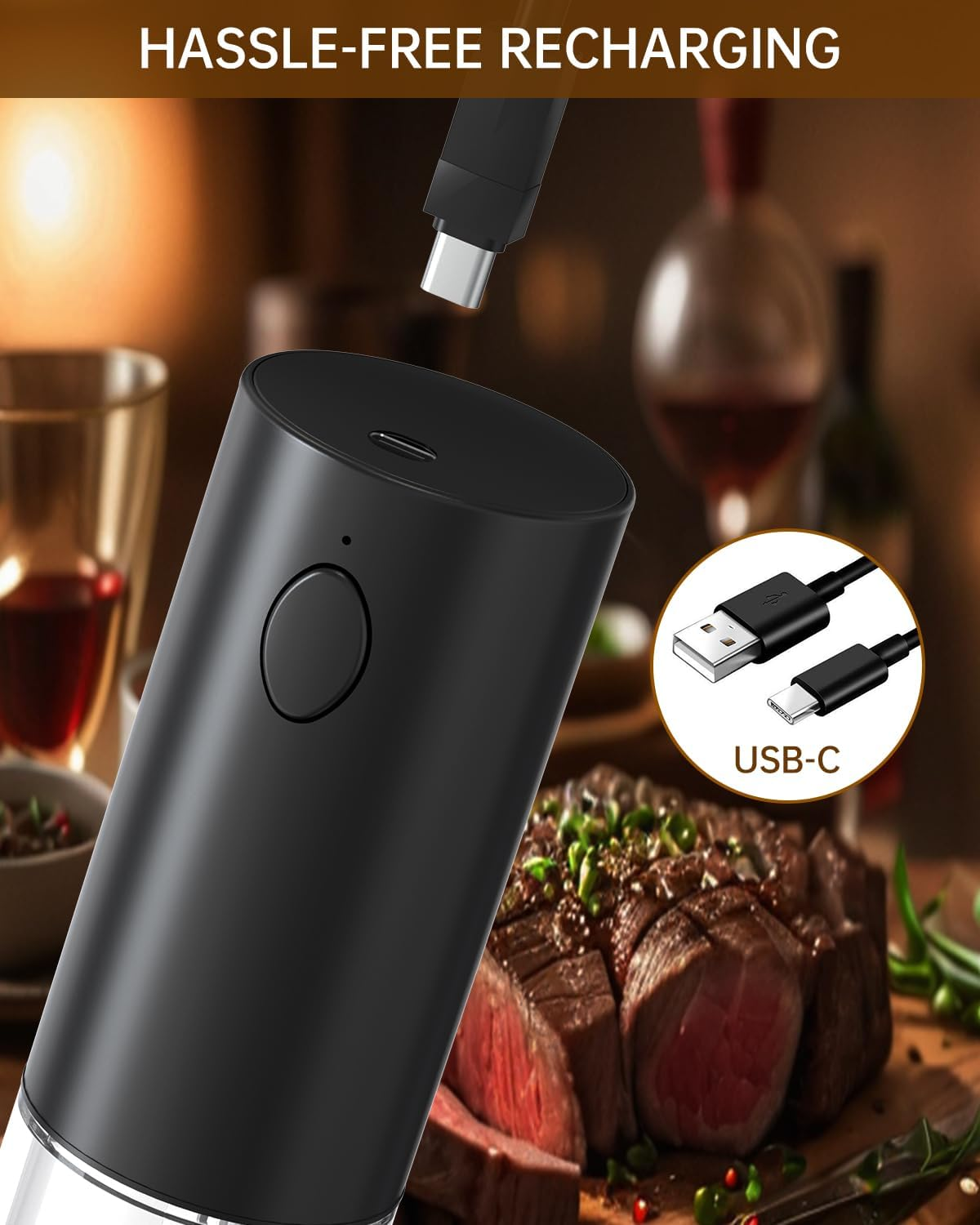 Schwarzer elektrischer Weinöffner wird per USB-C aufgeladen, im Hintergrund Braten und Wein.