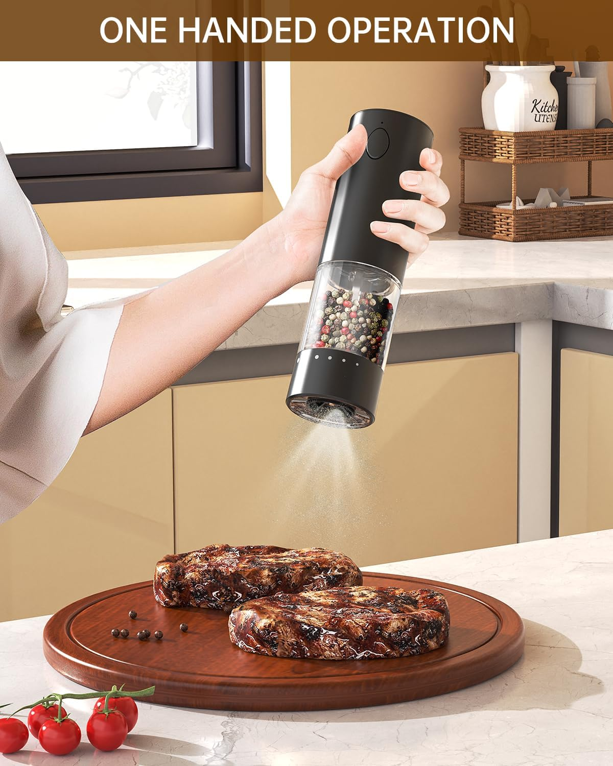 Eine Hand hält eine elektrische Pfeffermühle über zwei Steaks auf einem Holzbrett. Kleine Tomaten liegen daneben.