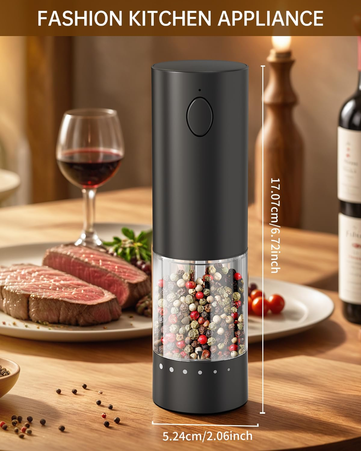 Elektrische Pfeffermühle mit Gewürzen, neben Steaks, Wein und einem Glas Rotwein.