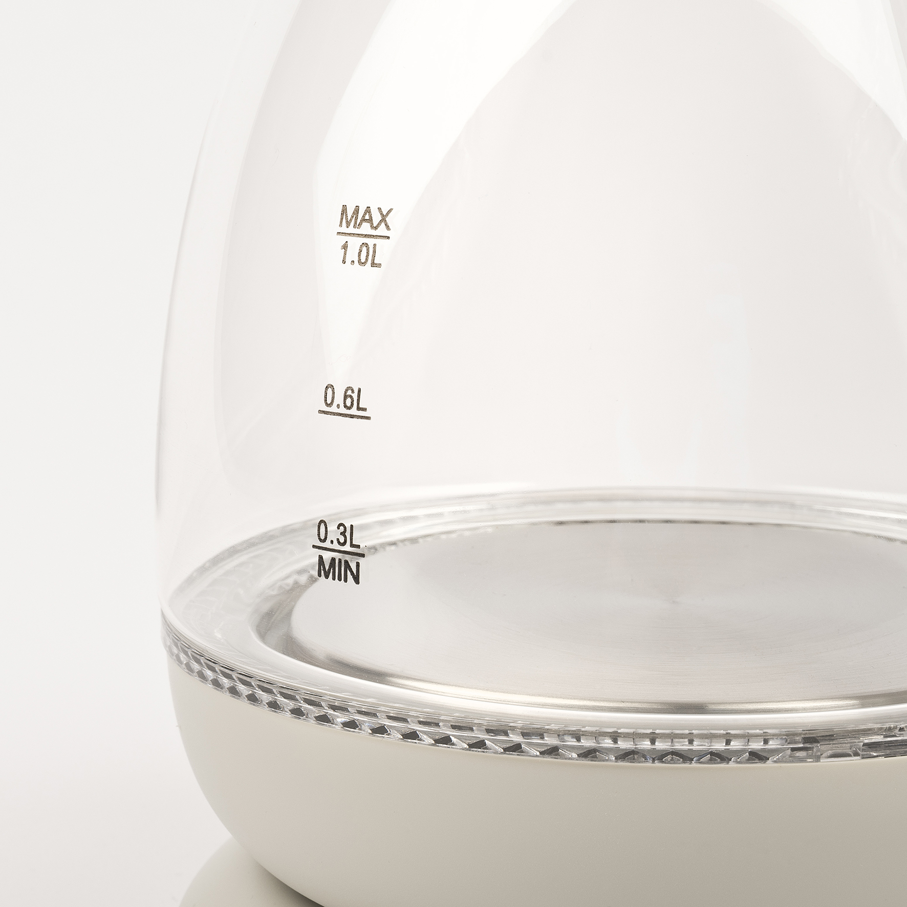 Ein transparenter Wasserkocher mit Markierungen für 0,3 L, 0,6 L und 1,0 L.