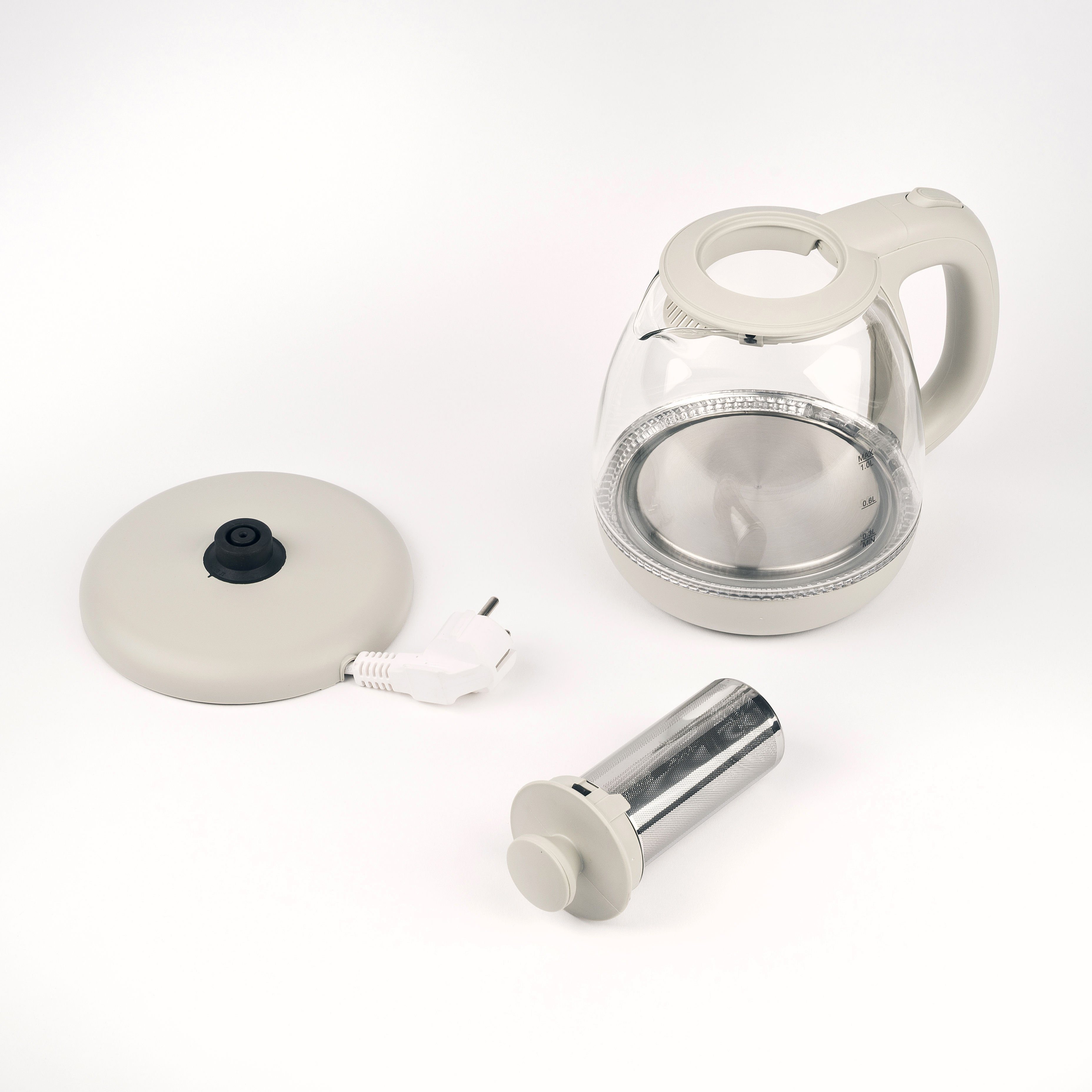 Ein Glas-Wasserkocher mit Zubehör: Basis, Stecker und Teesieb.