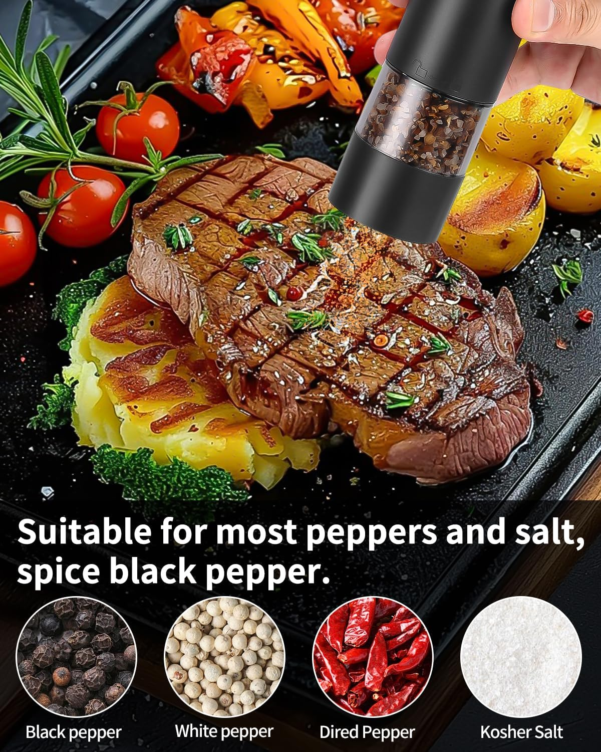Ein elektrischer Pfefferstreuer mahlt Pfeffer über ein Steak mit Beilagen.