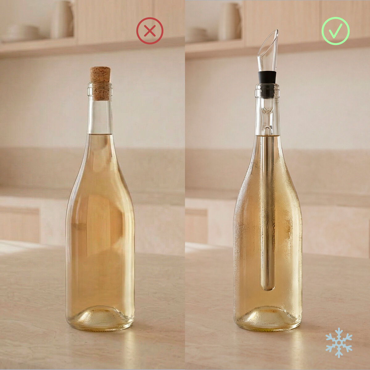Zwei Glasflaschen mit hellem Wein nebeneinander. Eine mit Korken, eine mit Kühler.