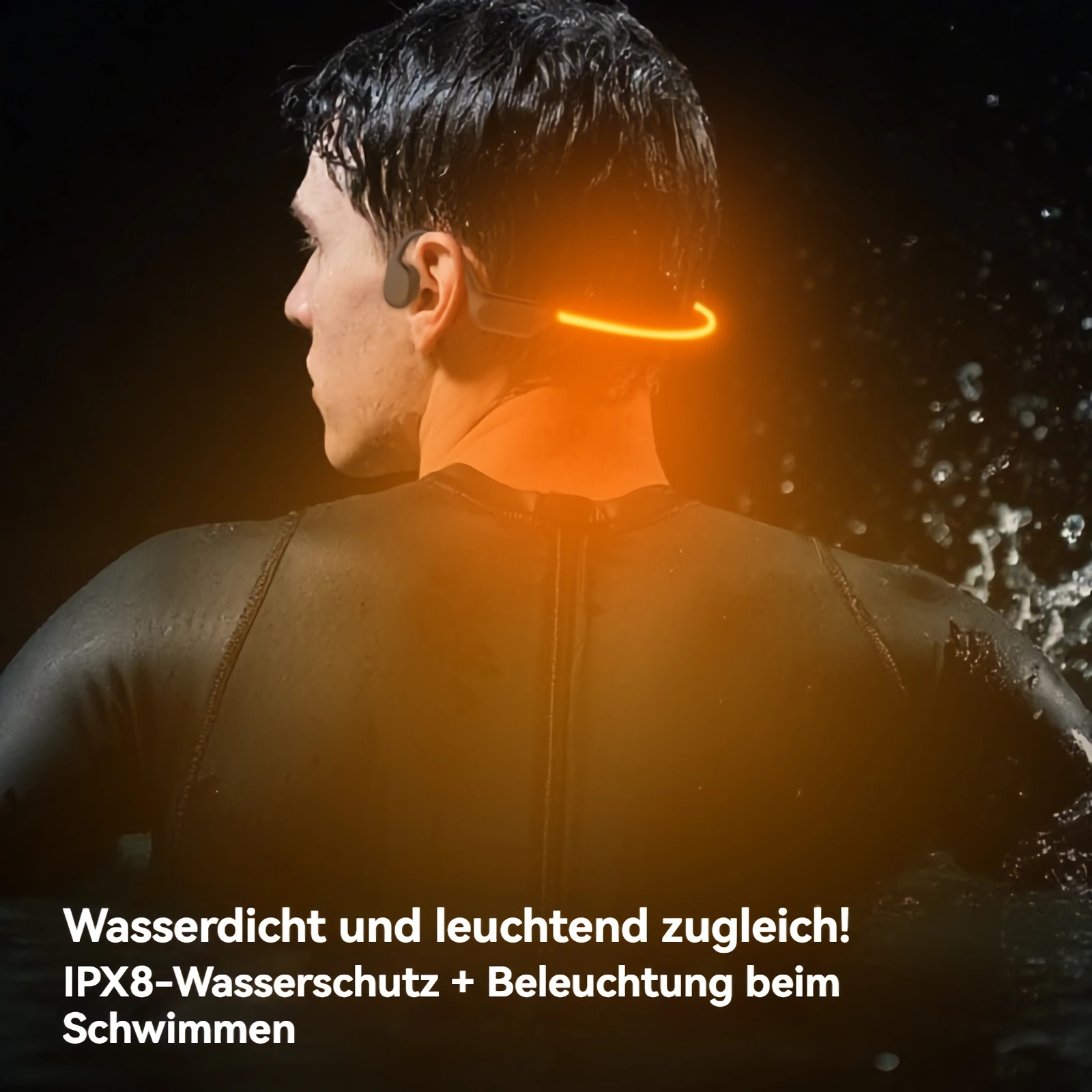 Mann mit leuchtenden Kopfhörern beim Schwimmen, spritzt Wasser.