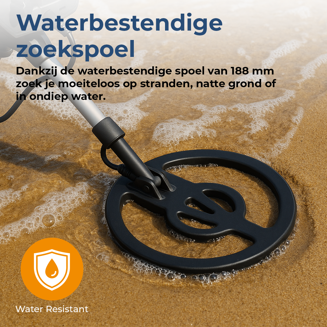 Waterdichte metaaldetector spoel op zandstrand met ondiep water.