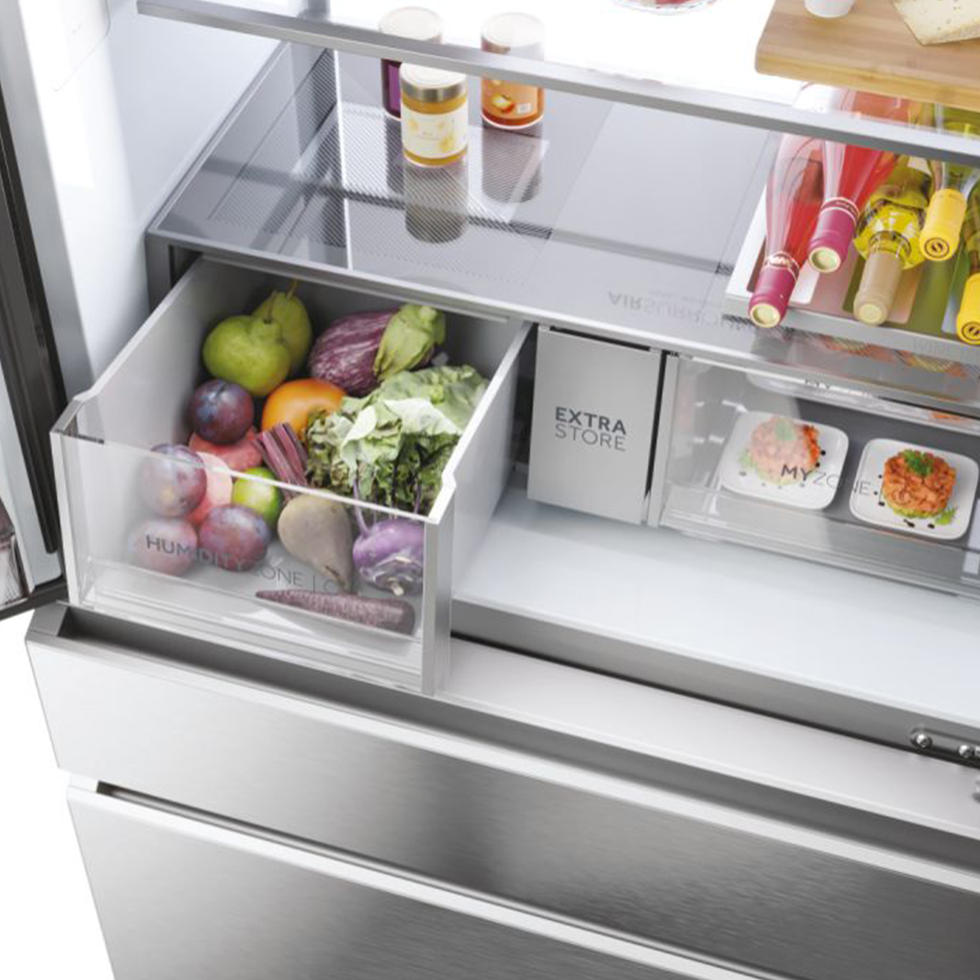 Kühlschrankschublade mit Obst, Gemüse, Flaschen und zubereiteten Gerichten.