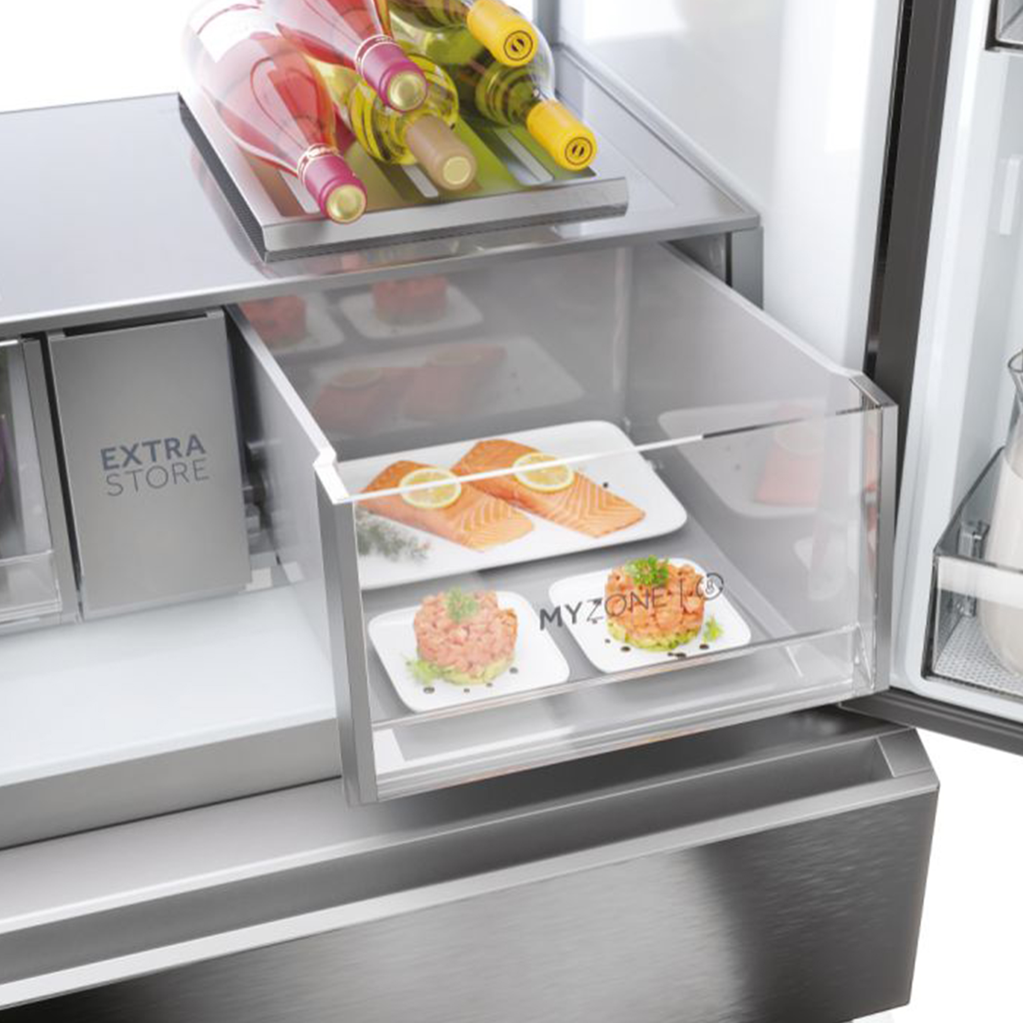 Kühlschrank-Innenraum mit Weinflaschen im obersten Fach, Lachs und Tartar in Schubladen.
