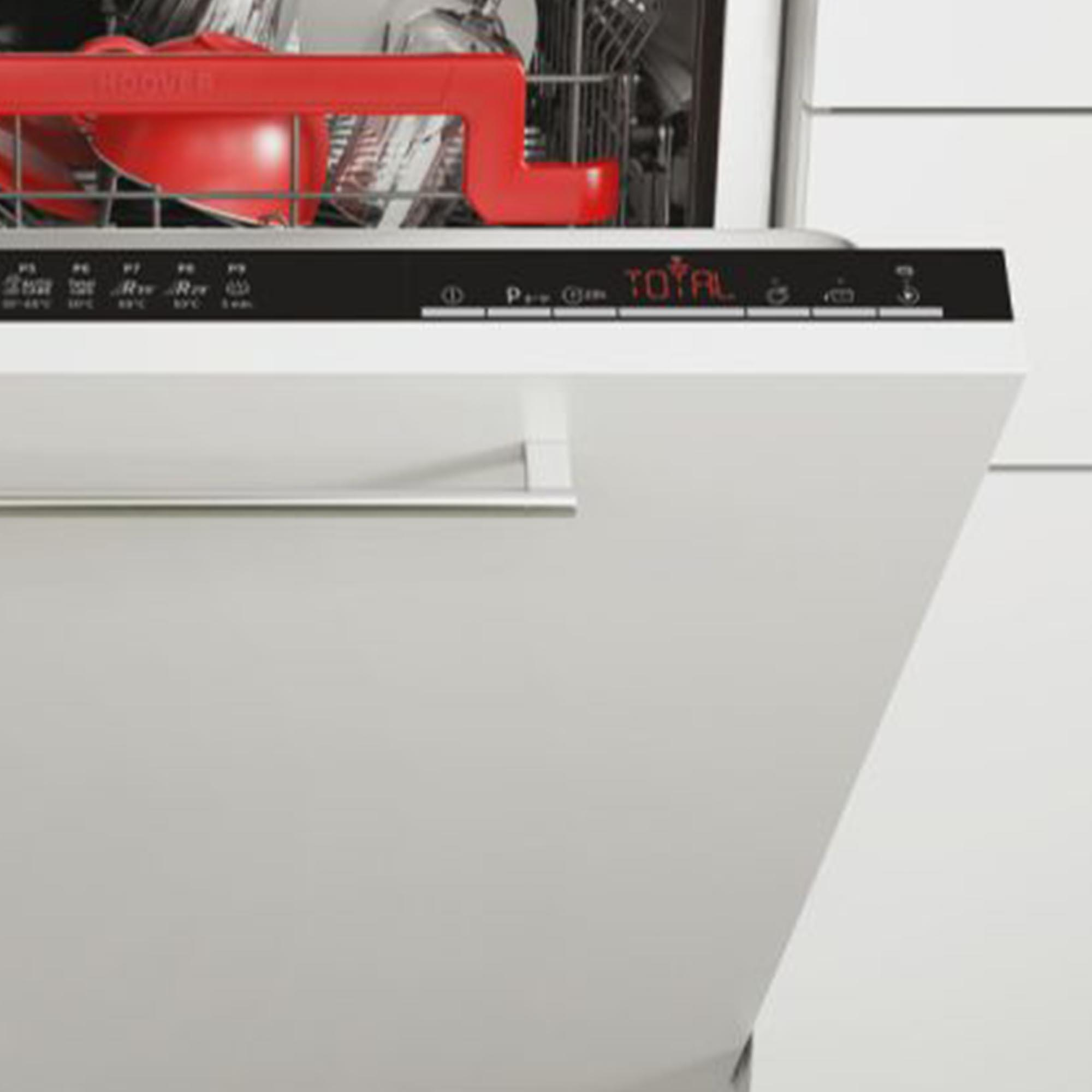 Una lavastoviglie bianca con cestello rosso e display digitale.