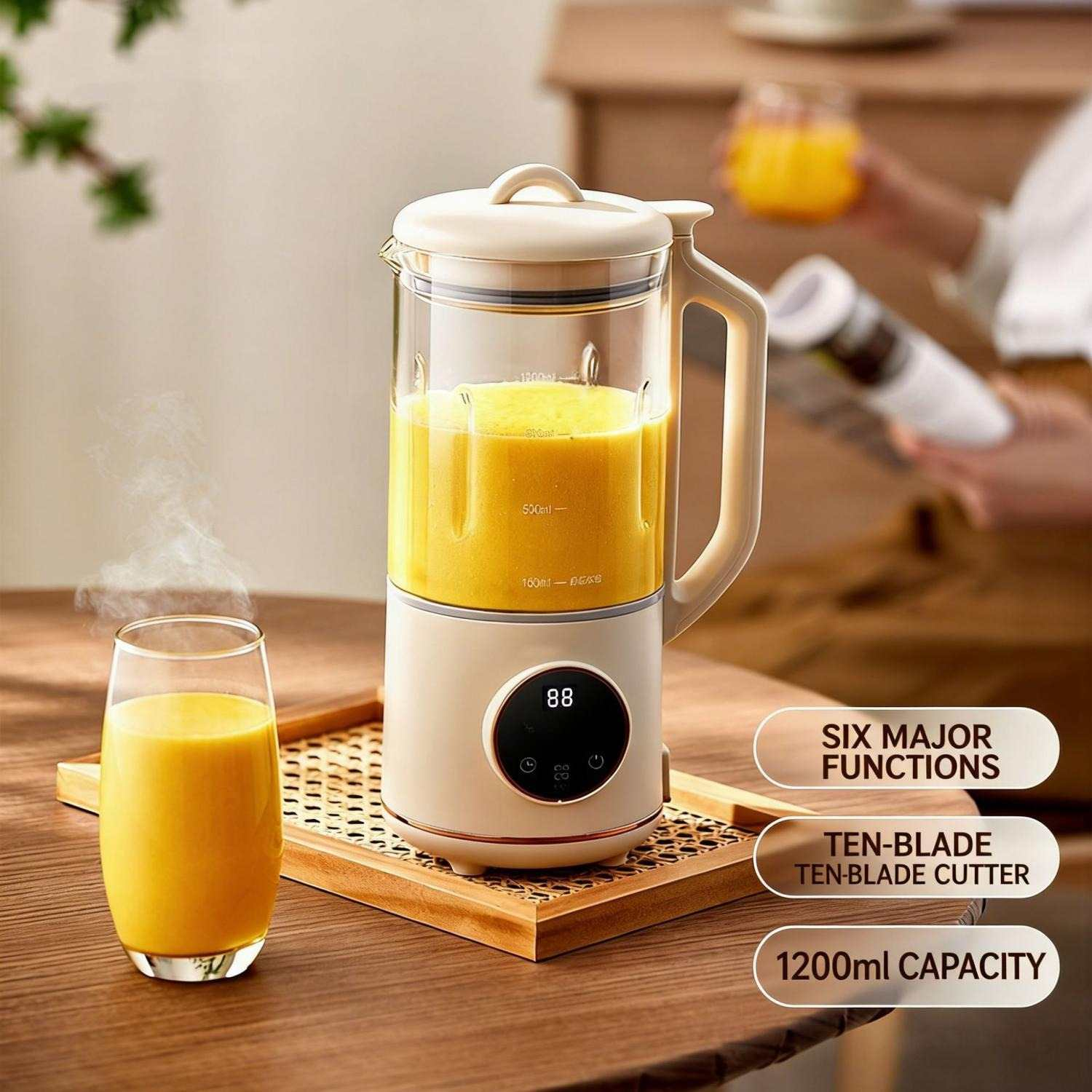 Ein beiger Mixer mit gelber Flüssigkeit und einem Glas Saft auf einem Holzteller.