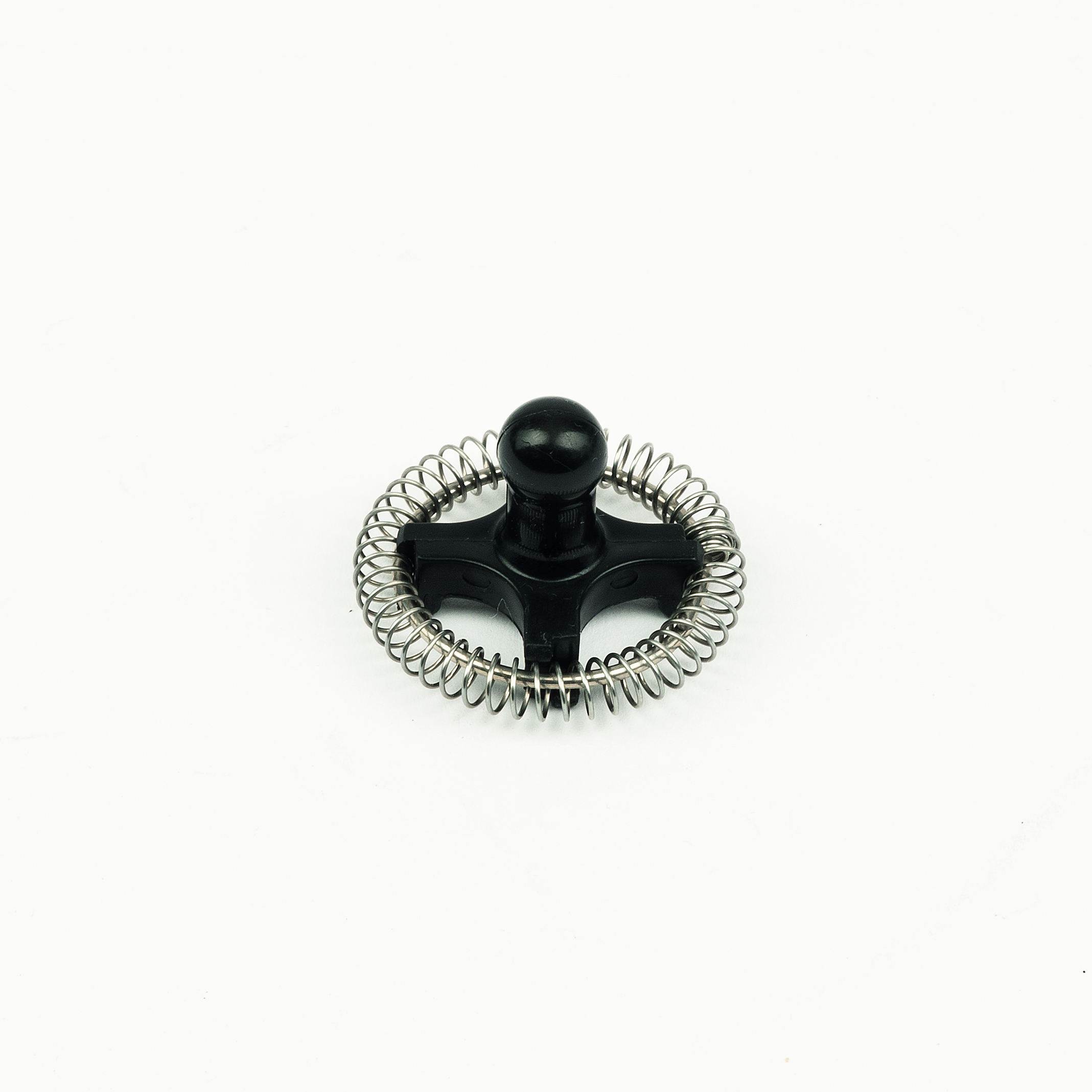 Ein schwarzer Milchaufschäumer mit Spirale auf weißem Hintergrund.