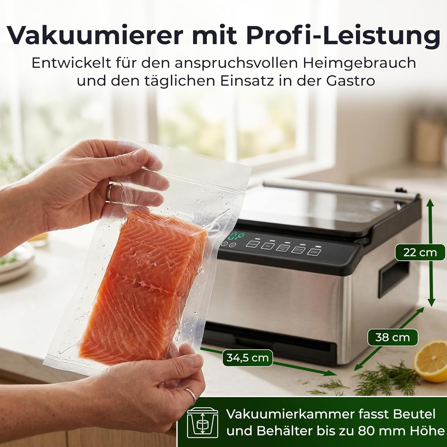Ein Lachsfilet in einem Vakuumierbeutel wird gehalten. Daneben eine Vakuummaschine.