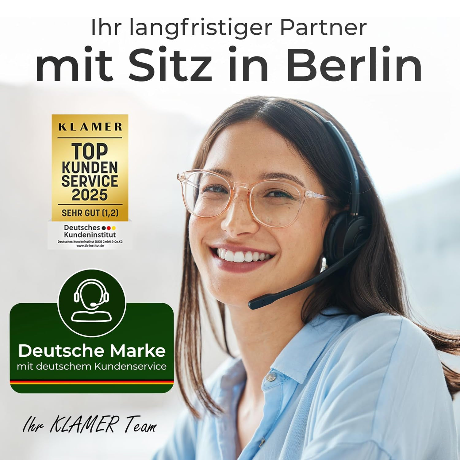 Frau mit Headset und Brille, lächelnd, mit Text und Logos für Kundenservice.