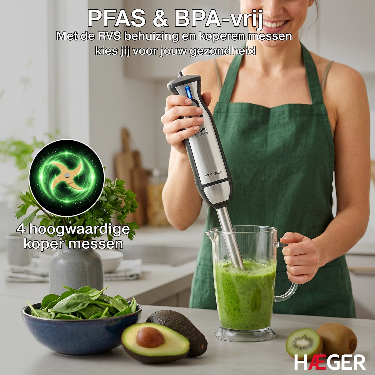 Een vrouw mixt een groene smoothie met een staafmixer. Ingrediënten liggen op tafel.