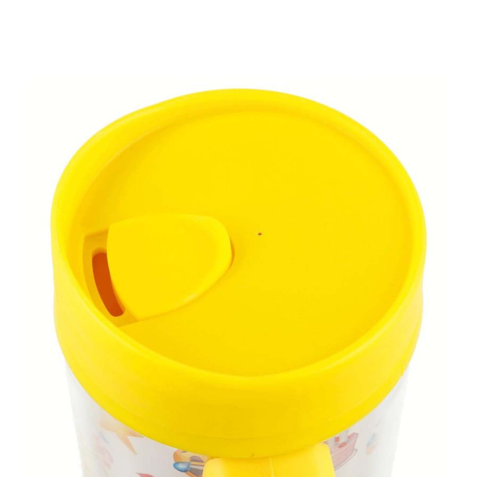 Coperchio giallo per tazza con manico e un piccolo foro.