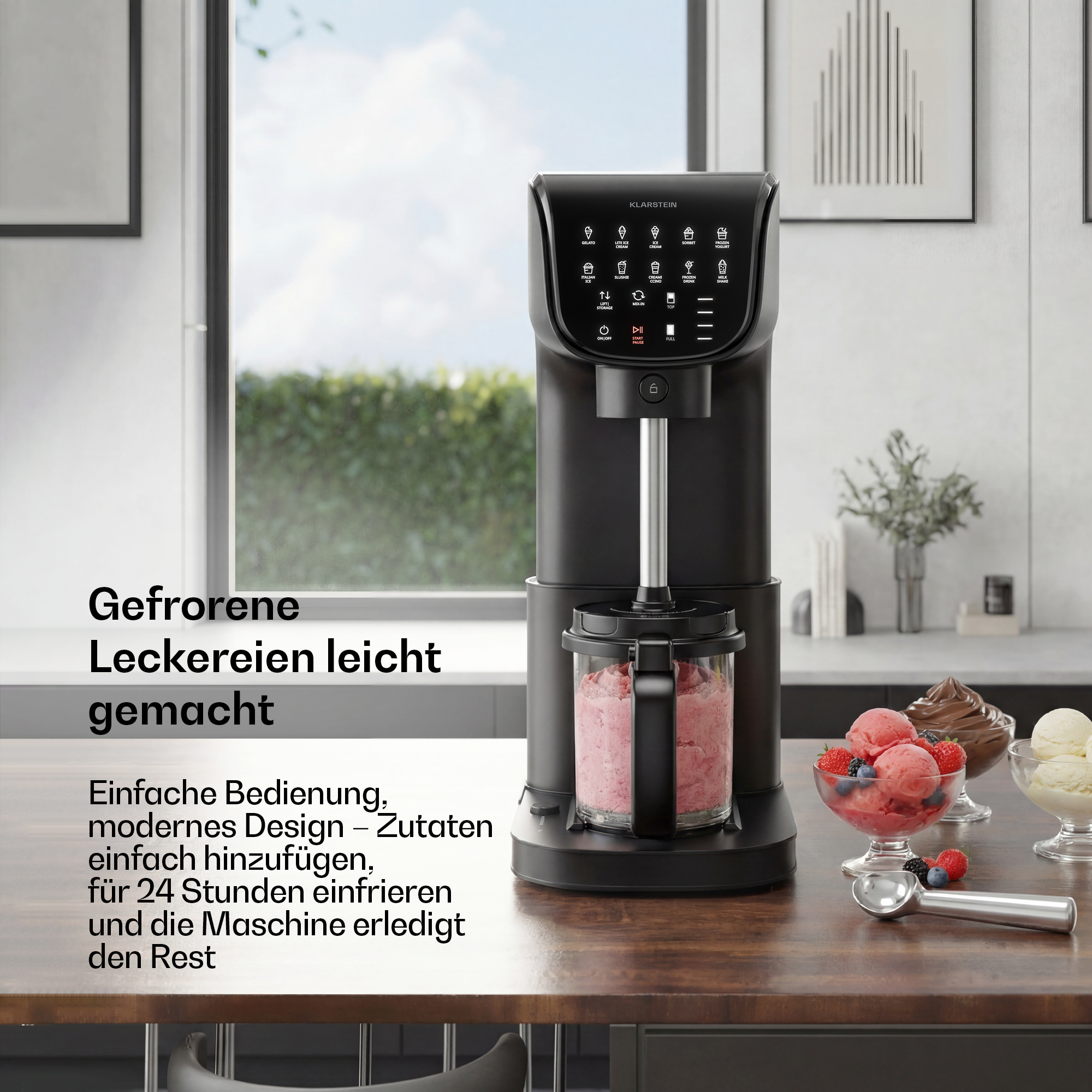Schwarze Eismaschine mit verschiedenen Eiscremesorten und Früchten.