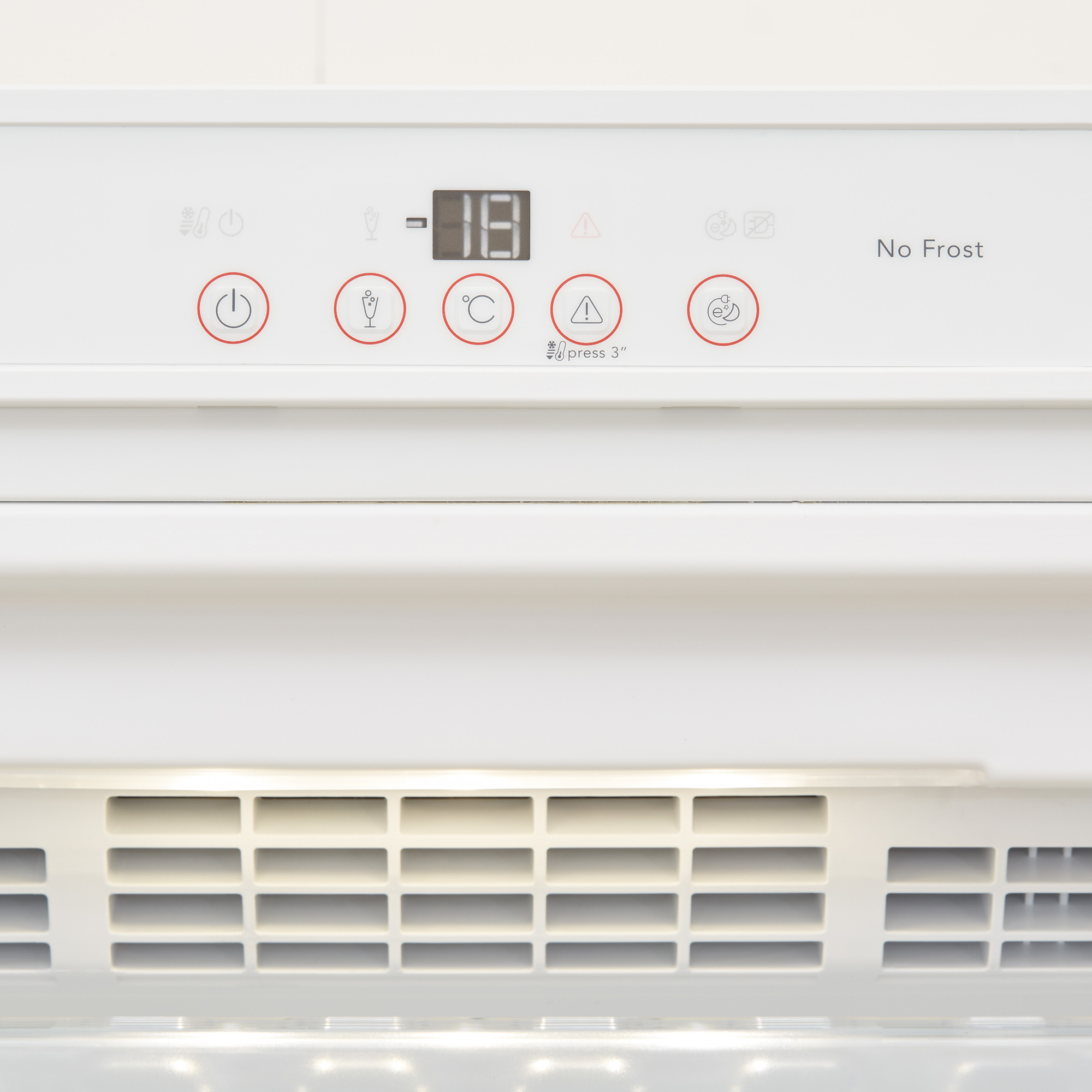 Ein weißes Bedienfeld mit digitalen Anzeigen und Symbolen für Temperatur und Strom.