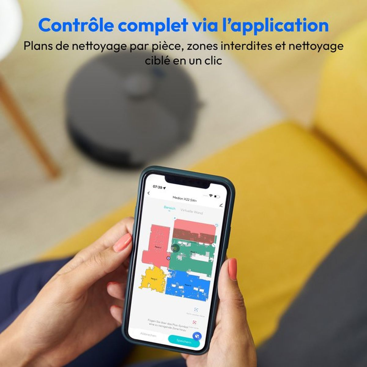 Ein Smartphone zeigt eine App mit einer Raumkarte, ein Saugroboter im Hintergrund.