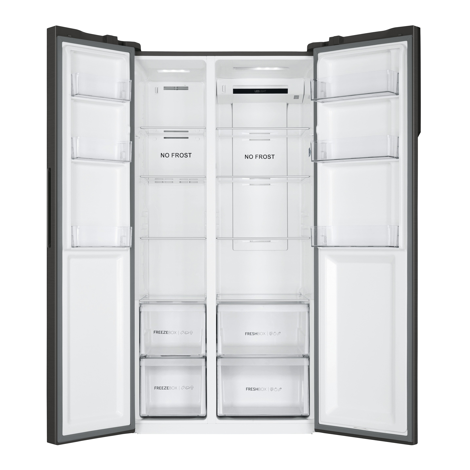 Ein offener Doppeltür-Kühlschrank mit Glasregalen und Schubladen.