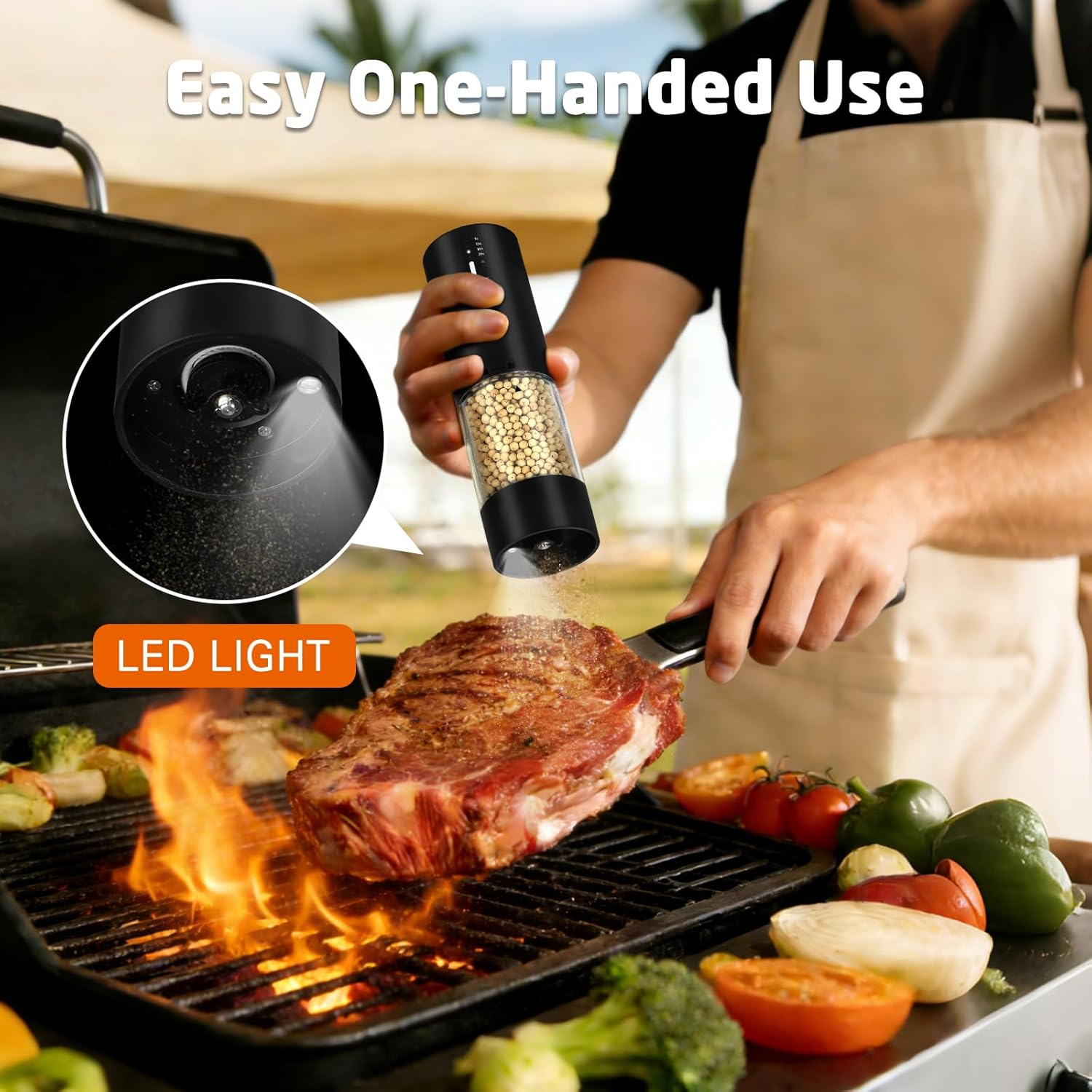 Mann würzt Steak auf Grill mit elektrischem Mühlen-LED-Licht.