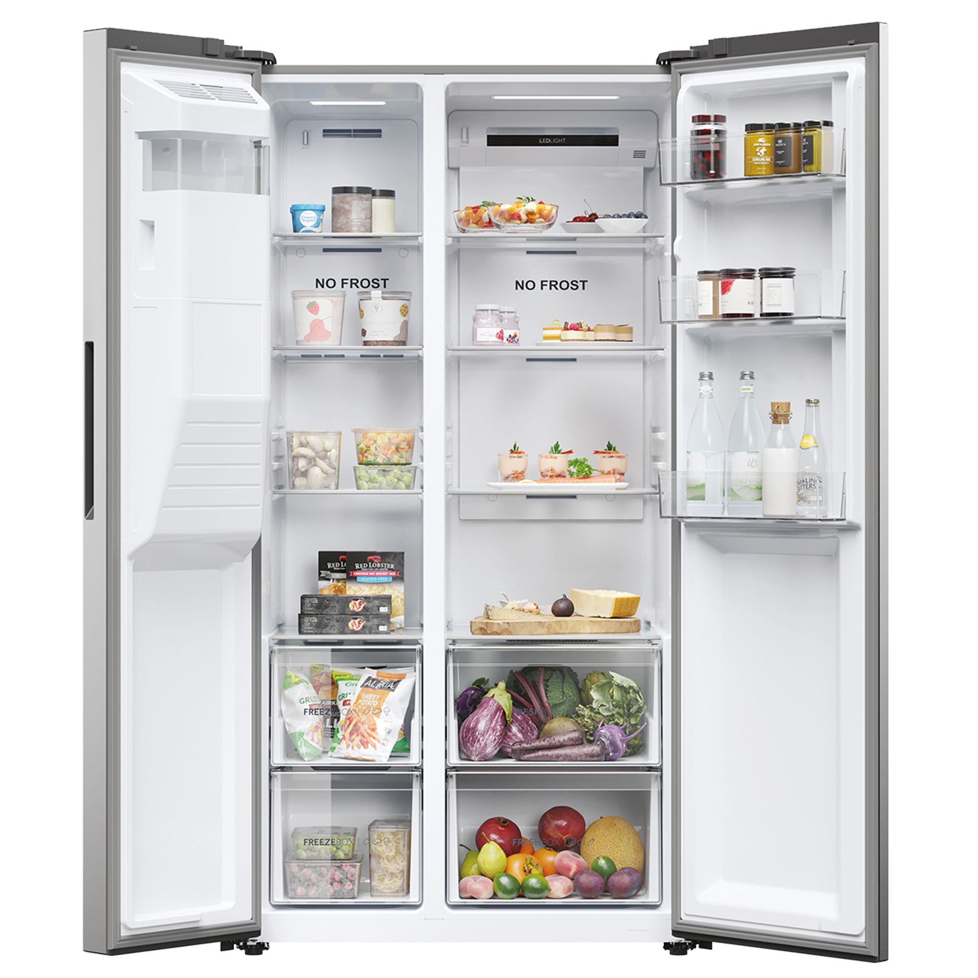 Refrigerador abierto con alimentos en estantes y cajones.