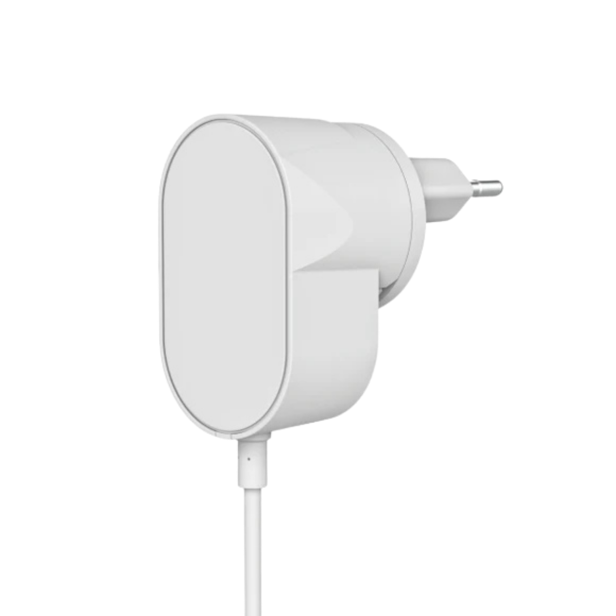 Un adaptador de corriente blanco con cable sobre fondo negro.