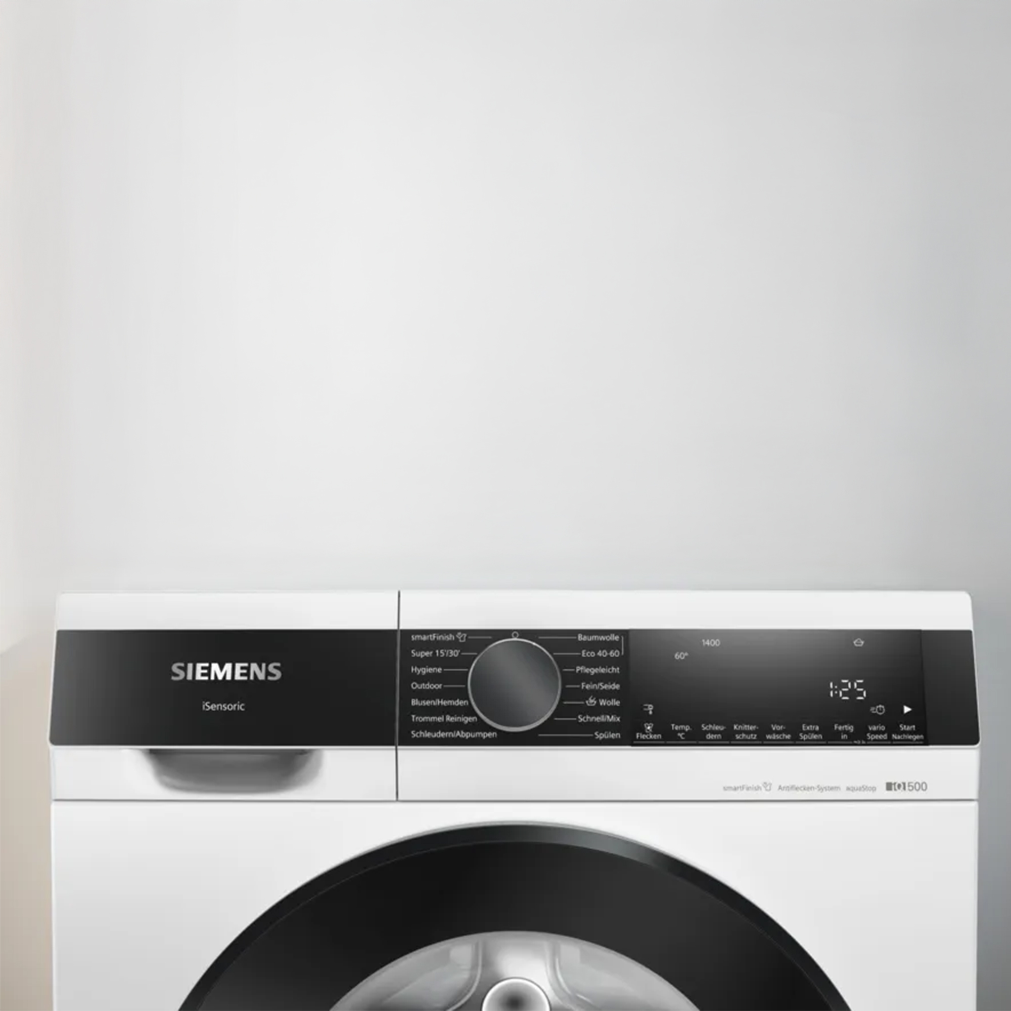 Eine weiße Waschmaschine mit schwarzem Bedienfeld und Display. Programme sind aufgeführt.
