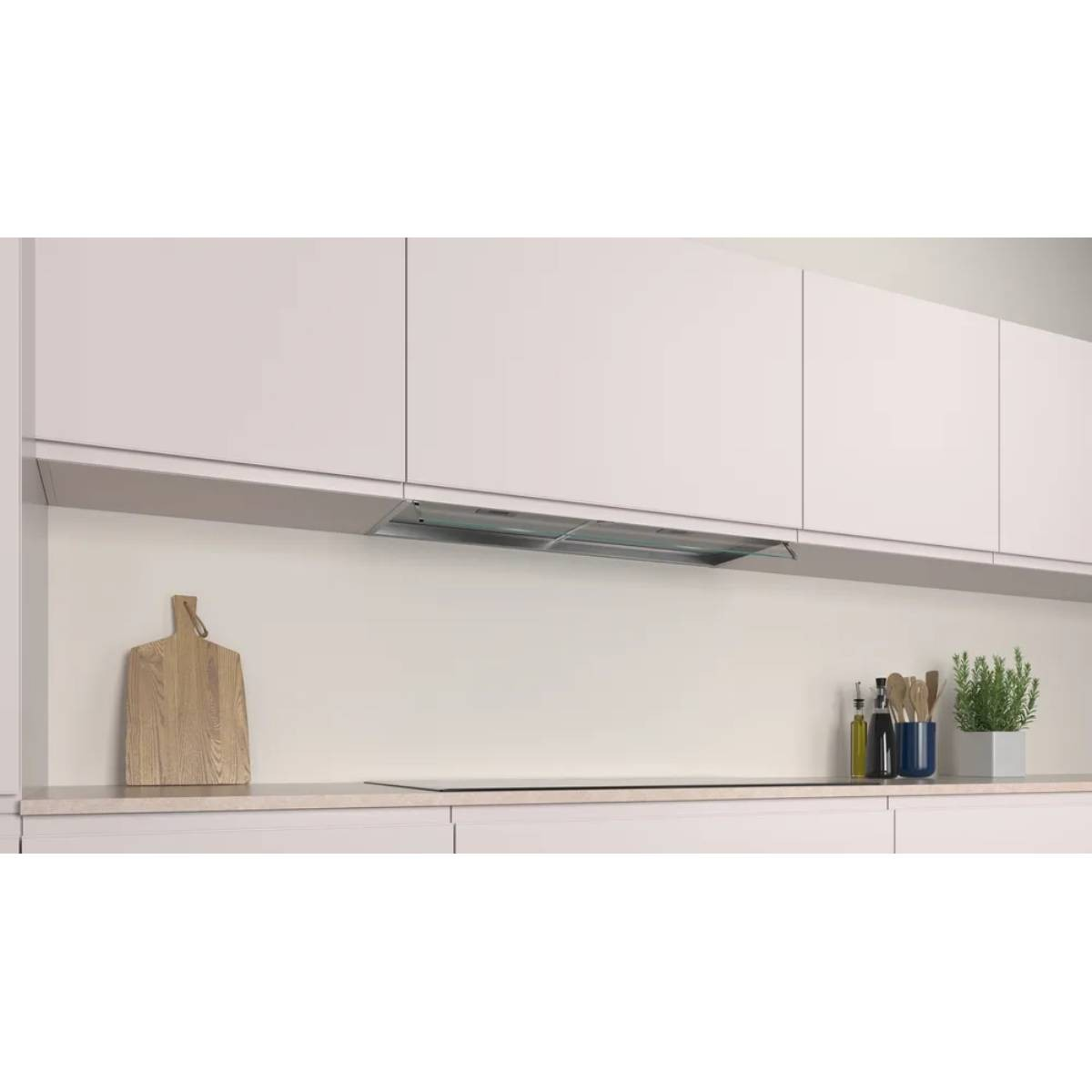 Cucina moderna con cappa, tagliere, piano cottura e pianta in vaso.