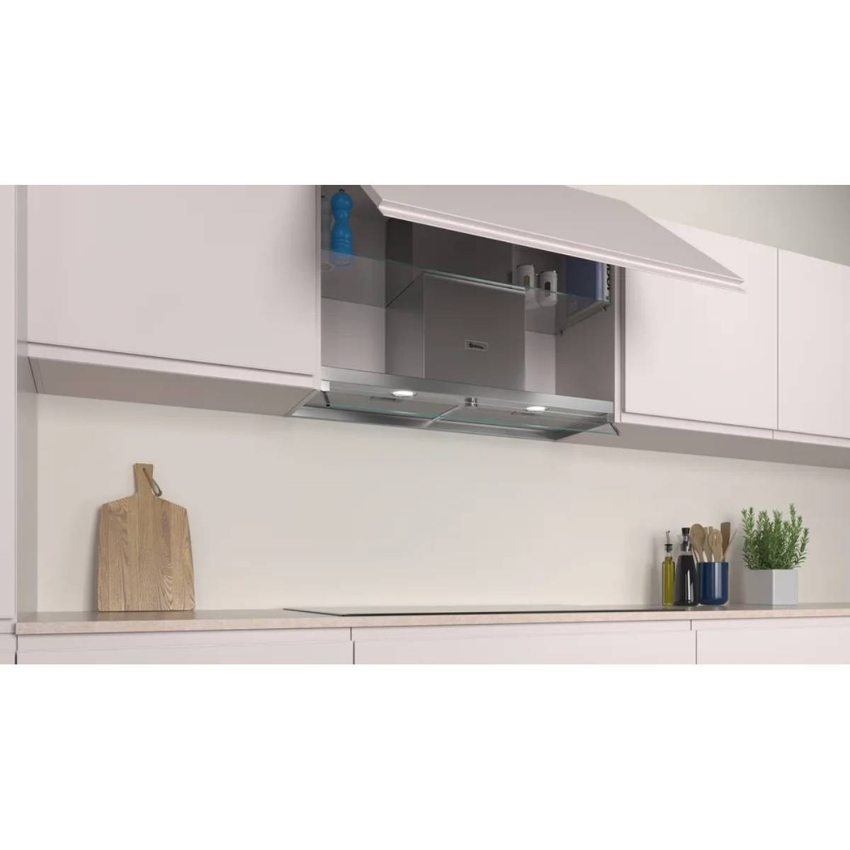Cucina moderna con cappa, tagliere in legno, bottiglie d'olio e una pianta.