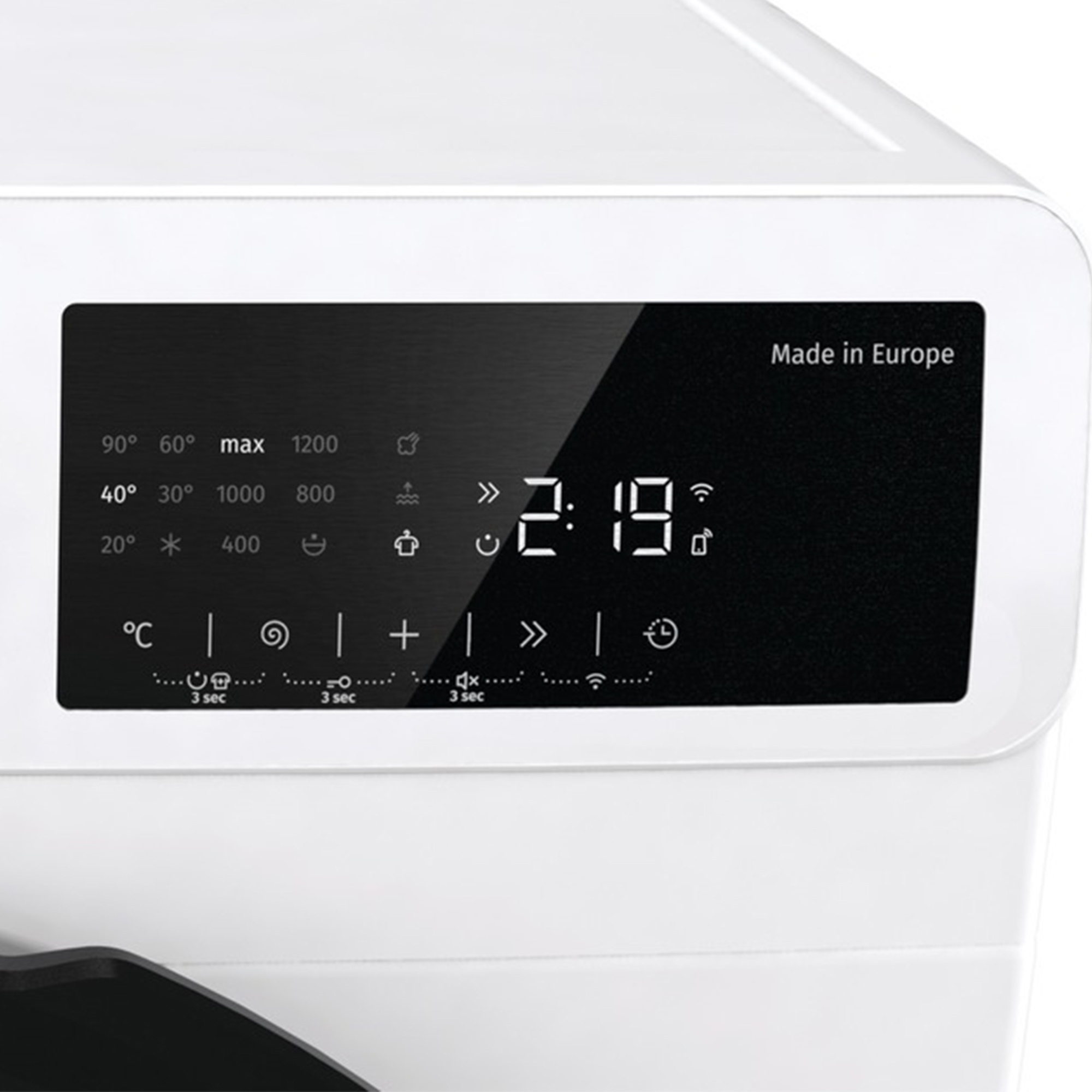 Ein weißes Gerät mit digitalem Display zeigt Temperaturen, Schleuderdrehzahl und Zeit.