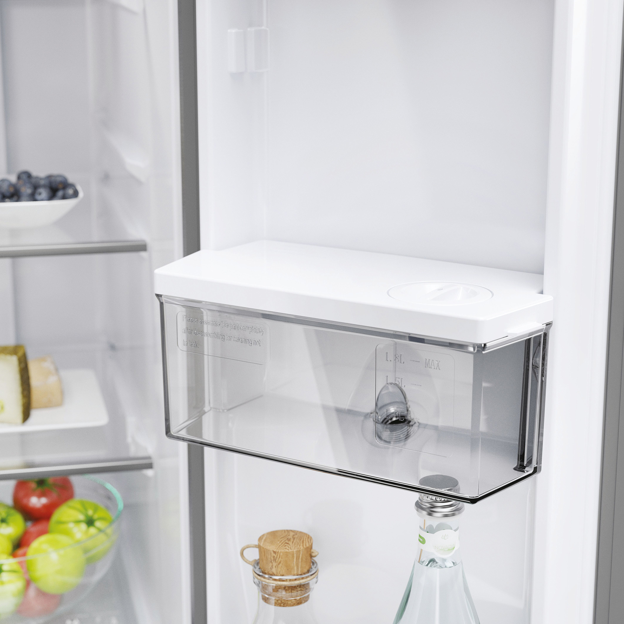 Interno frigorifero con serbatoio acqua, frutta e formaggio.