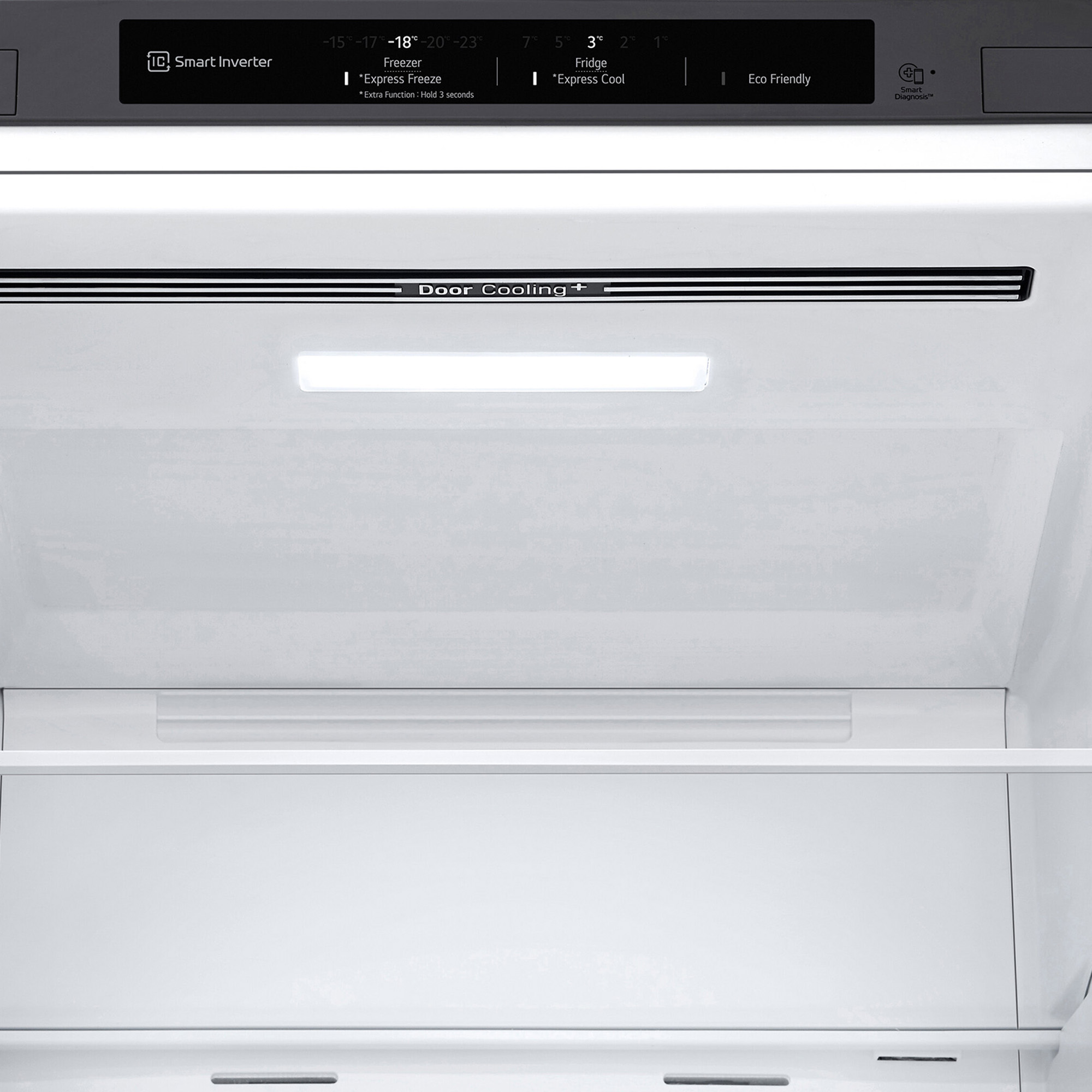 Interior de un refrigerador con pantalla digital que muestra temperaturas y funciones.