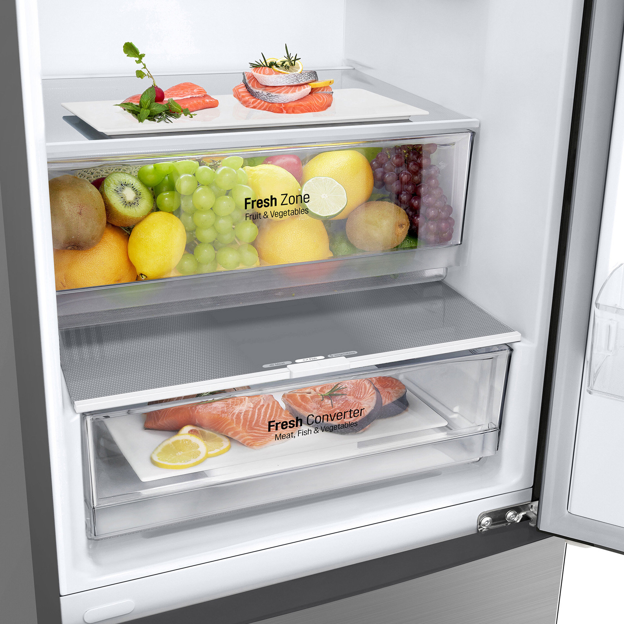 Interior de refrigerador con salmón fresco, frutas y verduras.
