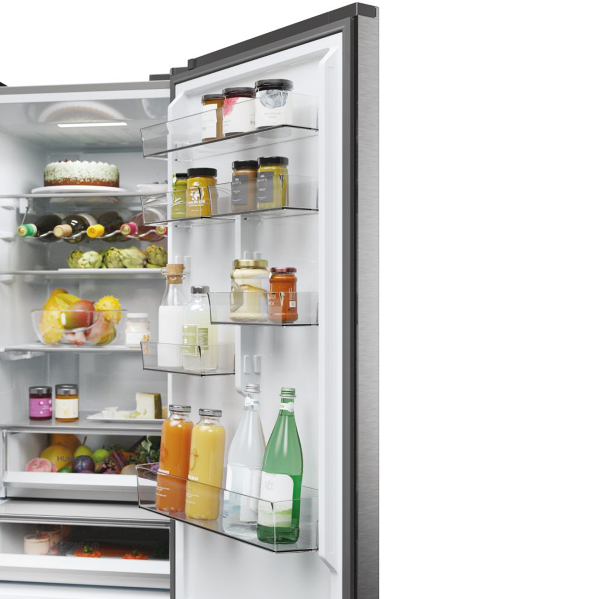Offener Kühlschrank mit Lebensmitteln: Kuchen, Flaschen, Obst und Gläser.