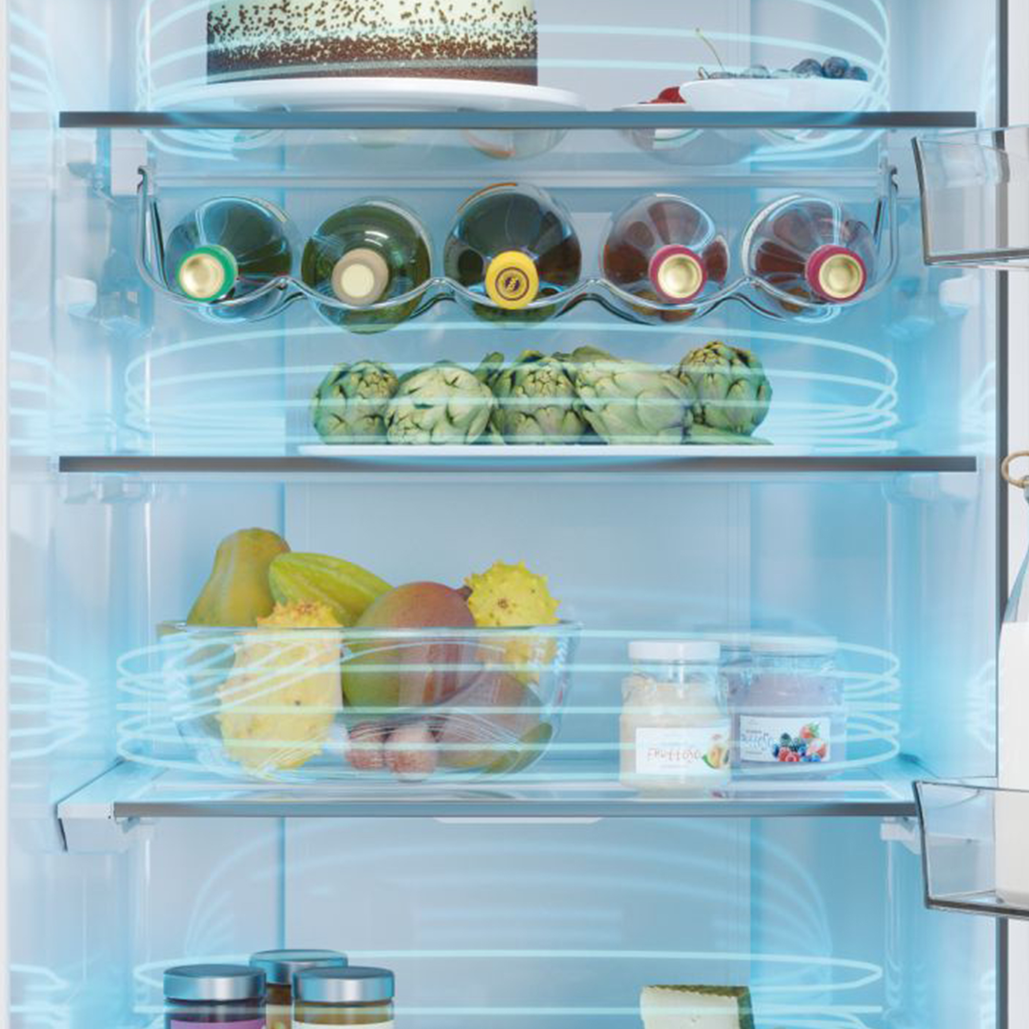 Kühlschrankregale mit Kuchen, Flaschen, Artischocken, Obst und Gläsern.