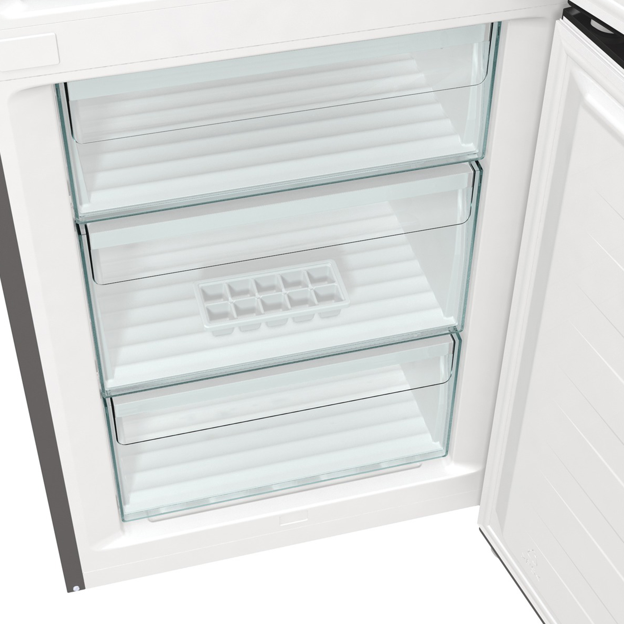 Ein leerer Gefrierschrank mit durchsichtigen Schubladen und einer Eiswürfelschale.
