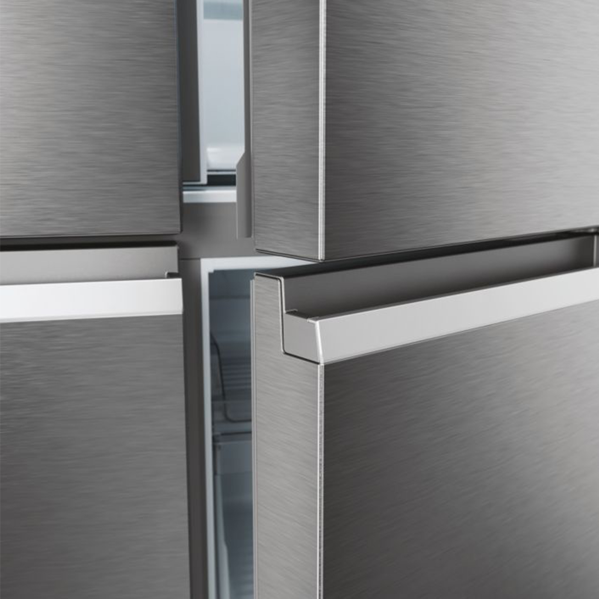 Primer plano de la puerta abierta de un refrigerador de acero inoxidable con asa.