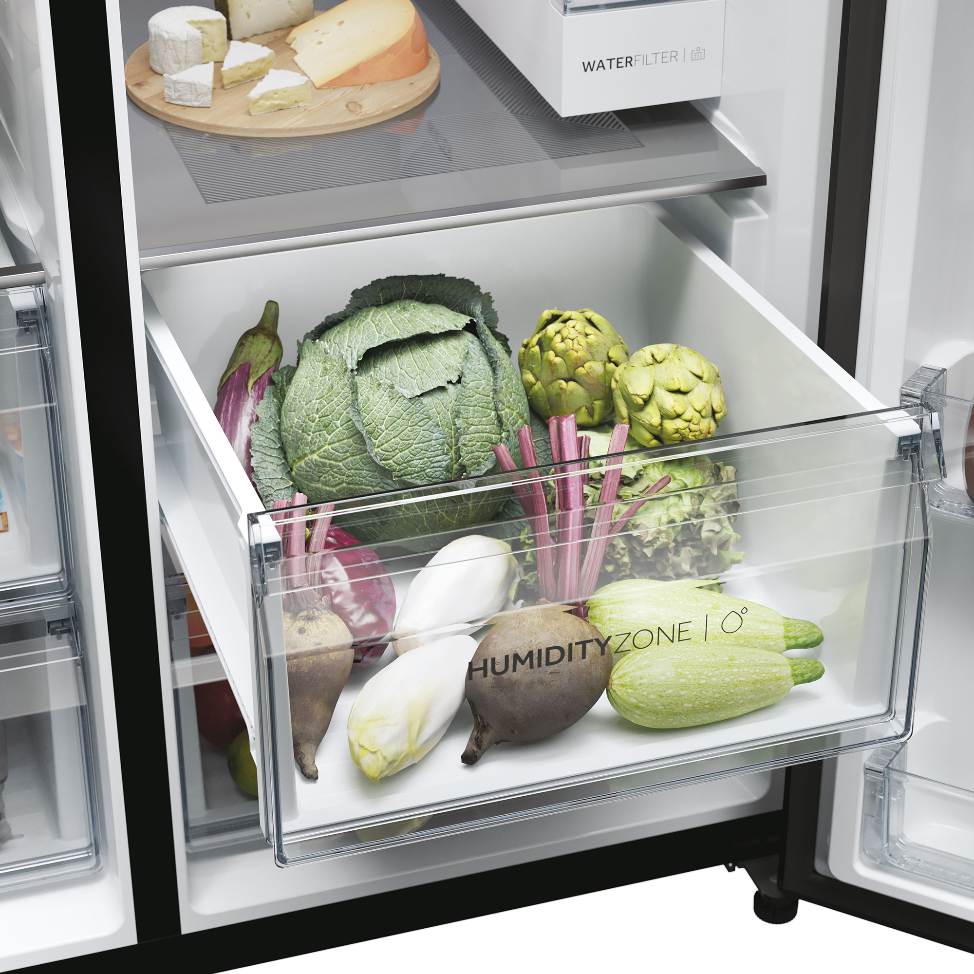 All'interno di un frigorifero, un cassetto contiene prodotti freschi: cavolo, carciofi, barbabietole, indivia e zucchine.