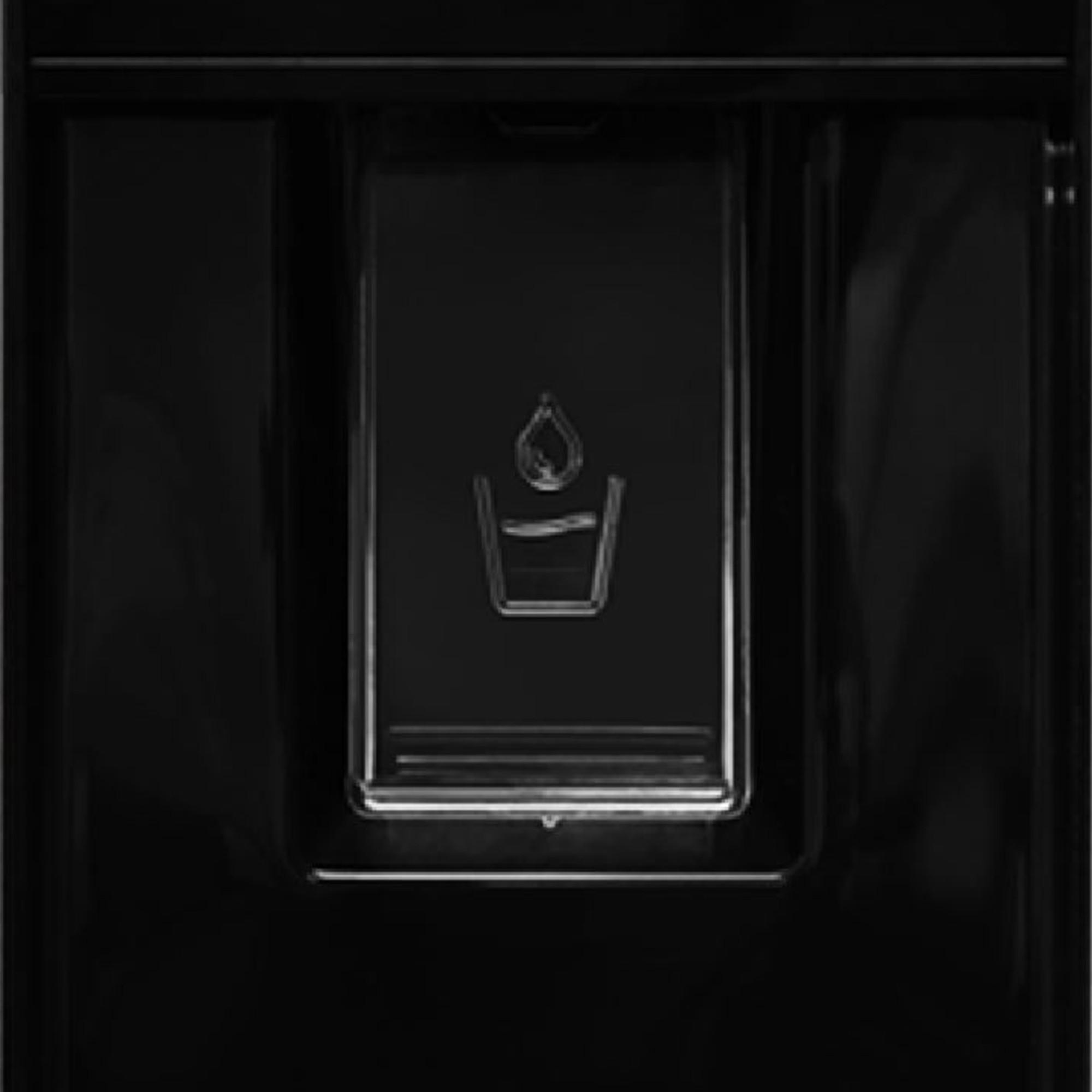 Ein Wasserabgabefach mit einem Symbol einer Tropfen-und-Glas-Grafik.