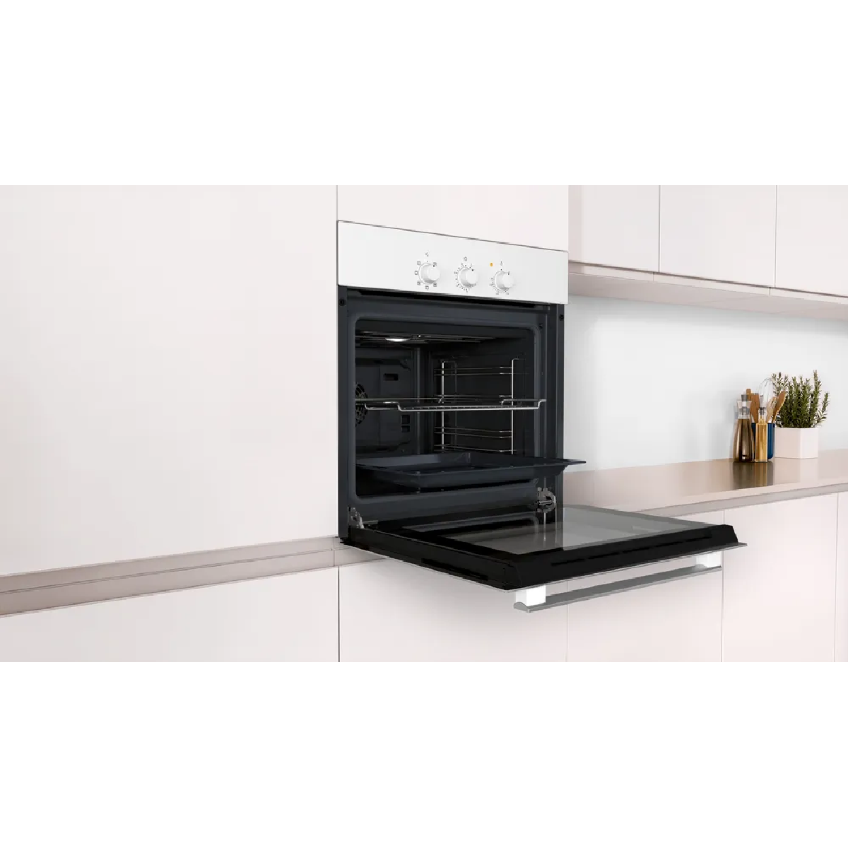 Un horno empotrado moderno con la puerta abierta está sobre una encimera de cocina.