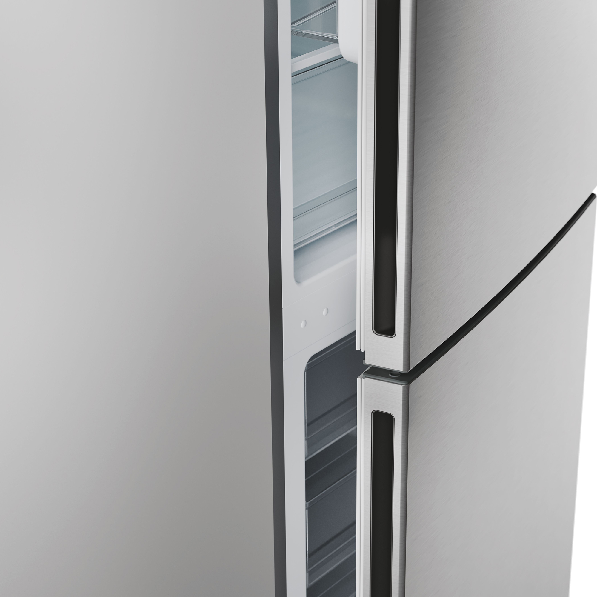 Un refrigerador plateado con una puerta abierta, mostrando estantes interiores.