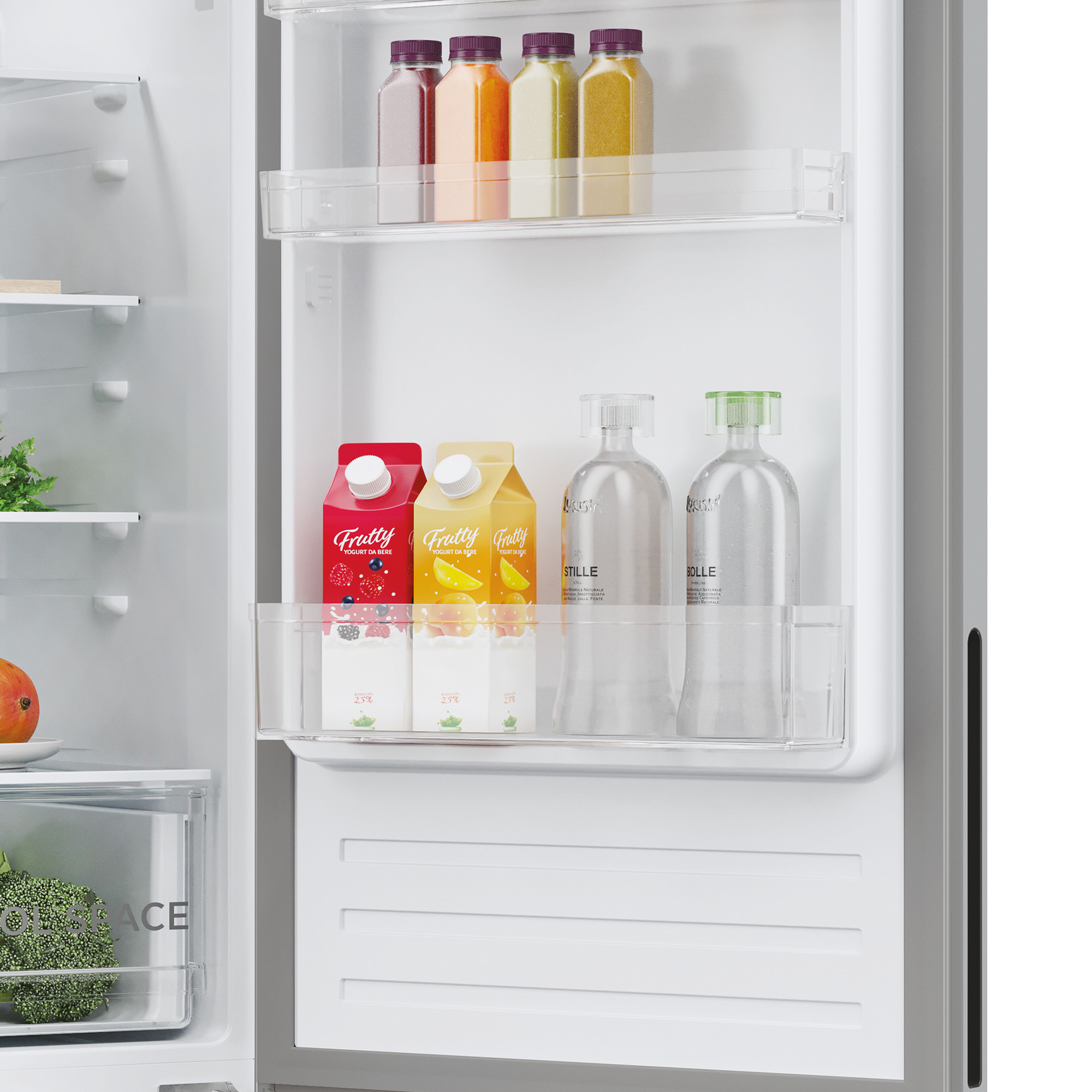Un refrigerador abierto con botellas, cartones de jugo y brócoli.