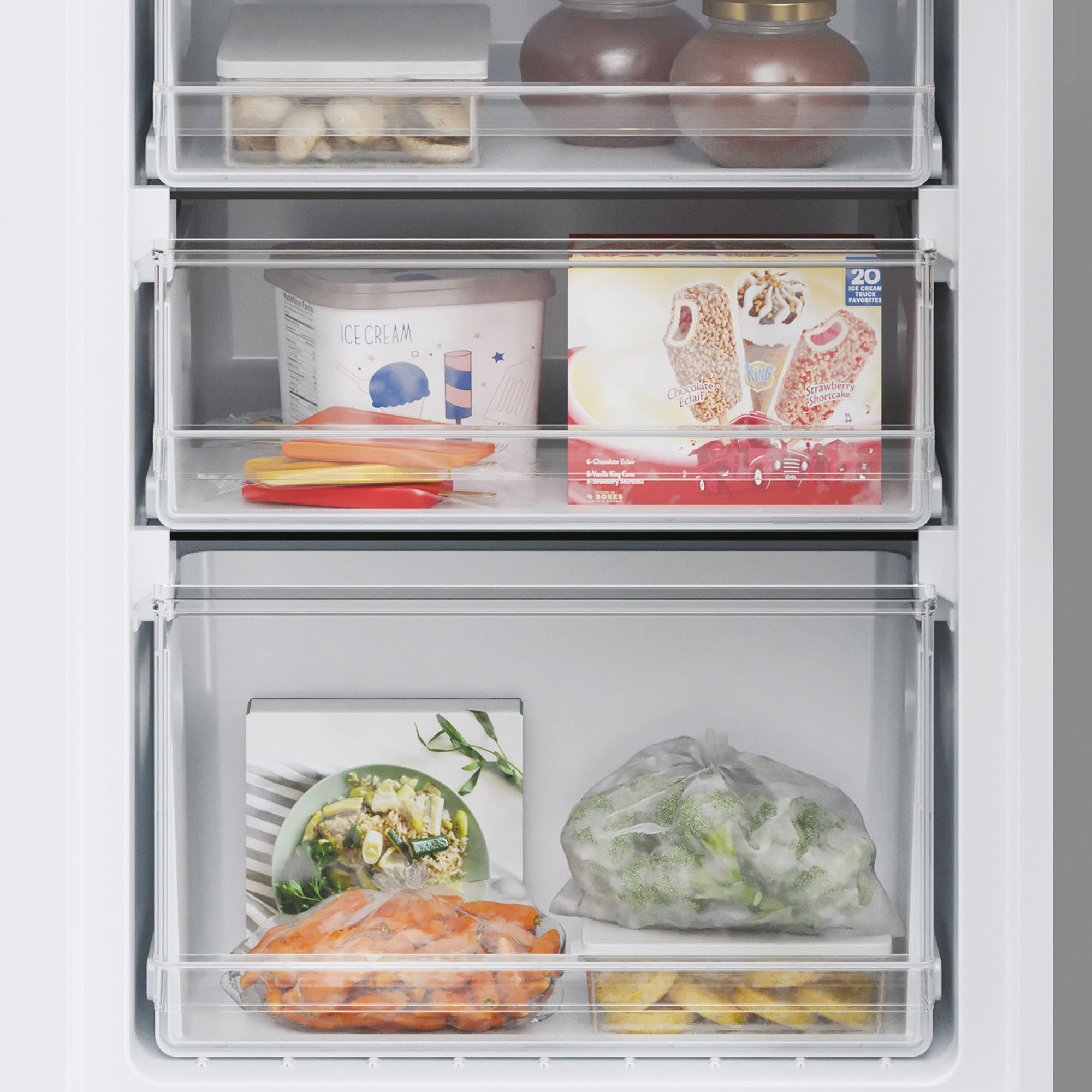 Cajón del congelador con helado, verduras congeladas y otros alimentos.