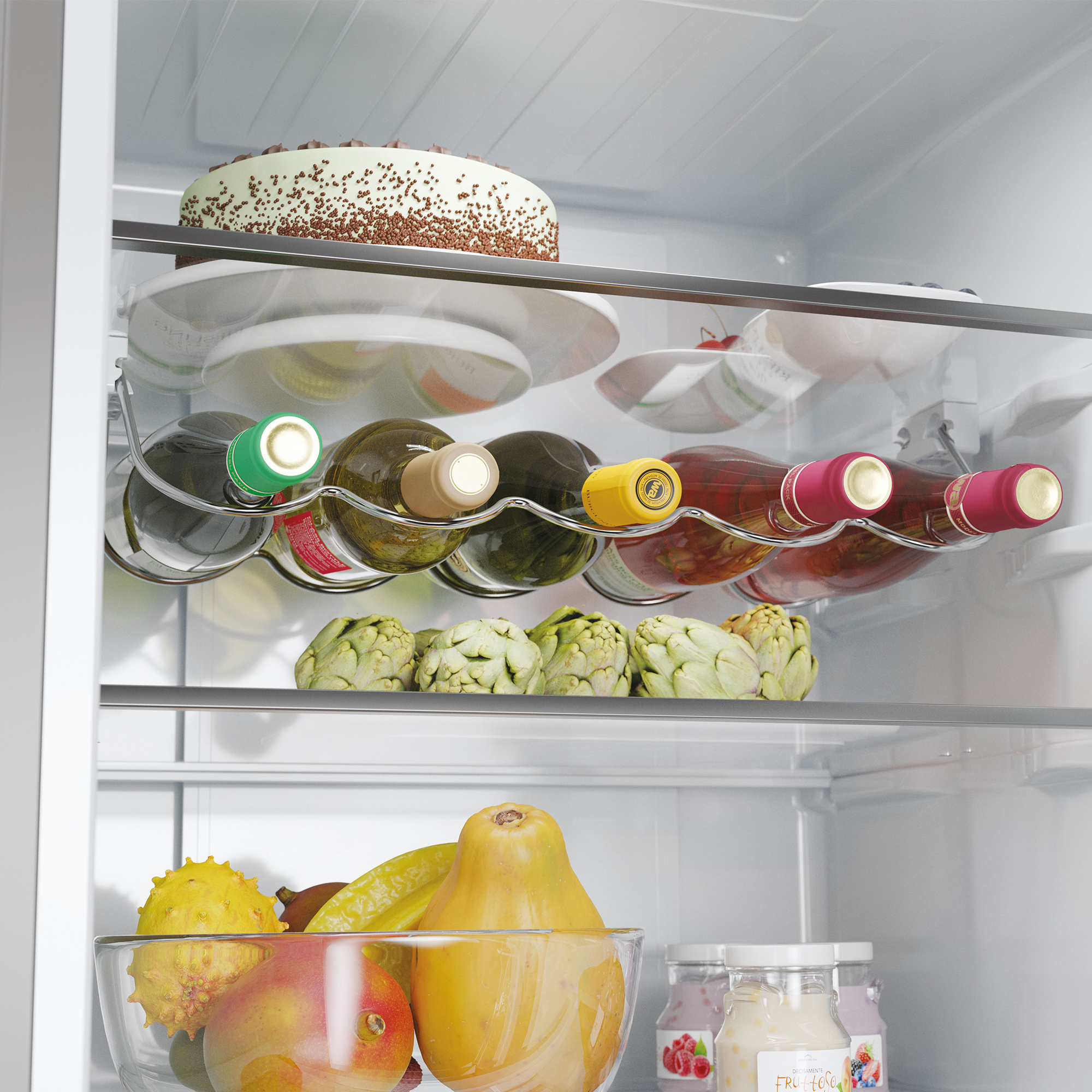 Interior de refrigerador con pastel, botellas de vino, alcachofas, frutas y frascos.