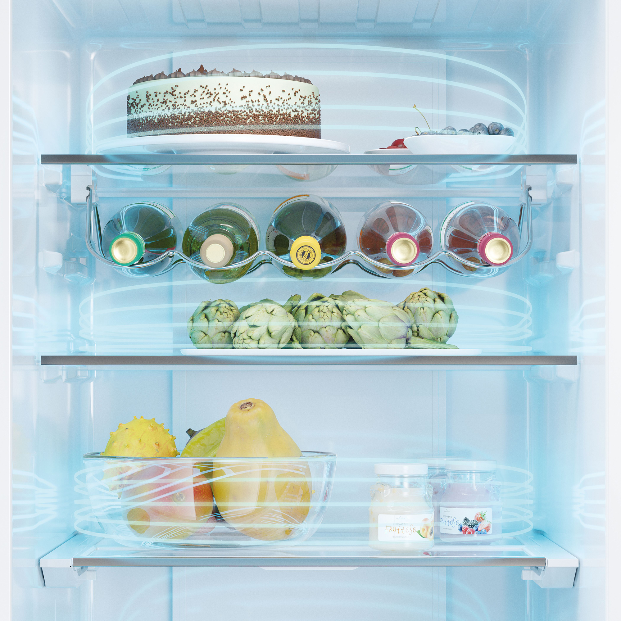 Vista interior de un refrigerador con pastel, bayas, botellas, alcachofas y frutas.