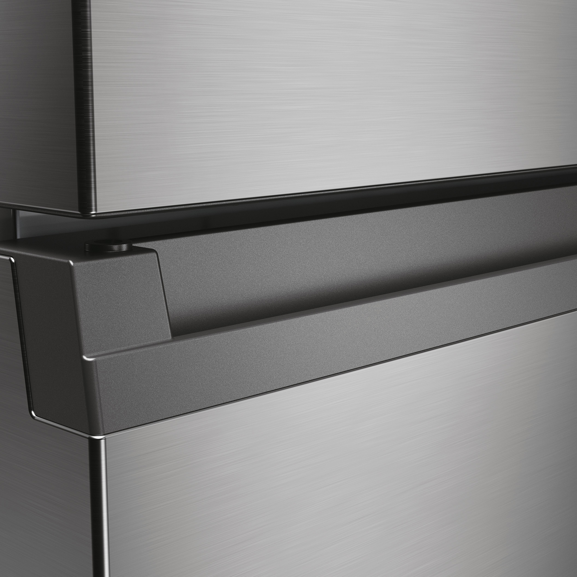 Refrigerador de acero inoxidable cepillado con asa negra.
