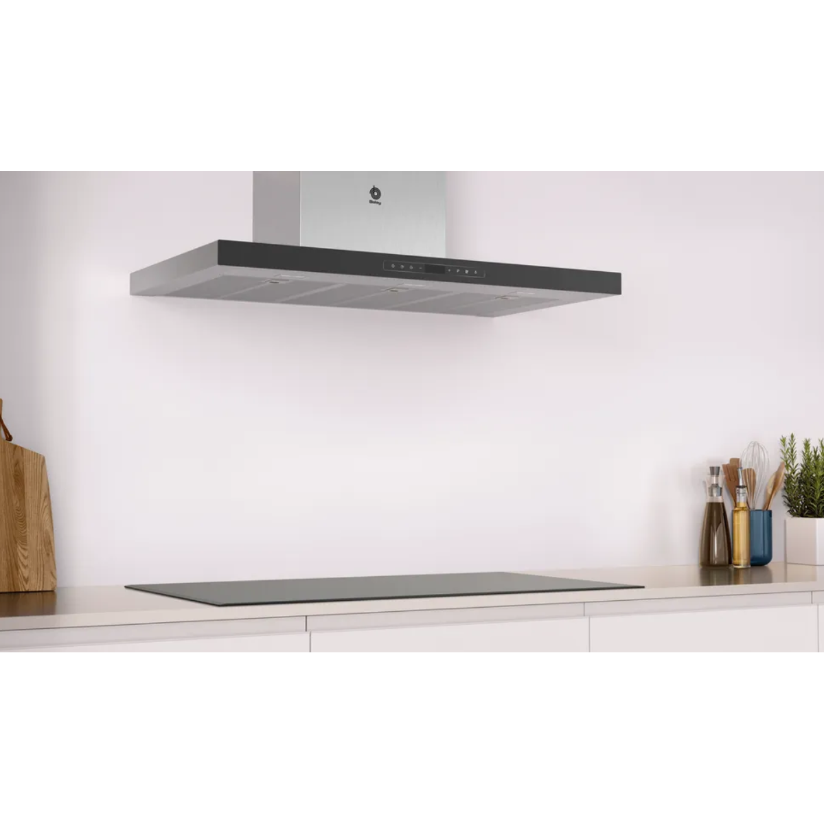 Cocina moderna con campana extractora y placa de cristal.